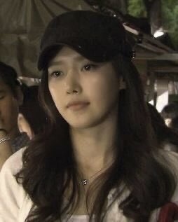 내 새해 추구미❓ 한유주 유희진❗️
‘구 여친미’라고 하면, 헤어진 뒤 후회하게 만드는 아름다움을 이야기하죠. 우리나라에는 ‘구 여친미’의 양대 산맥이 있습니다. 바로 ‘커피프린스 1호점’의 한유주와 ‘내 이름은 김삼순’의 유희진 캐릭터인데요.
최근 채정안의 유튜브에 공유가 출연해 극 중 캐릭터 한유주와 최한결에 대해 이야기한 적도 있죠. ‘내 이름은 김삼순’은 2024년 버전으로 리메이크되기도 했고요. 이렇듯 오랜 시간이 지나도 사랑받는 캐릭터들의 매력은 무엇일까요? 바로 그들의 패션과 비주얼이 아닐까요?
그들의 청순하고 맑은 이미지는 지금도 따라 하고 싶게 만드는데요. 새해 추구미는 이런 청순함을 가진 한유주, 유희진은 어떨까요? ‘구 여친미’의 양대 산맥, 두 캐릭터의 비주얼을 함께 감상해봅시다! 이미지2