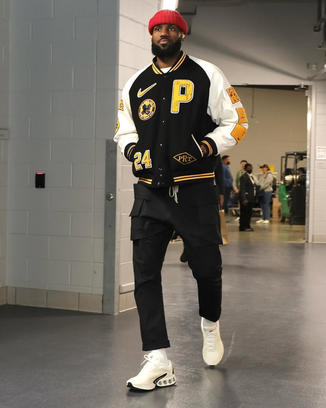 40살을 맞이한 릅신🏀
르브론 제임스는 10~40대까지 nba에서 뛴 첫번째 선수가 됐다. 이미지7