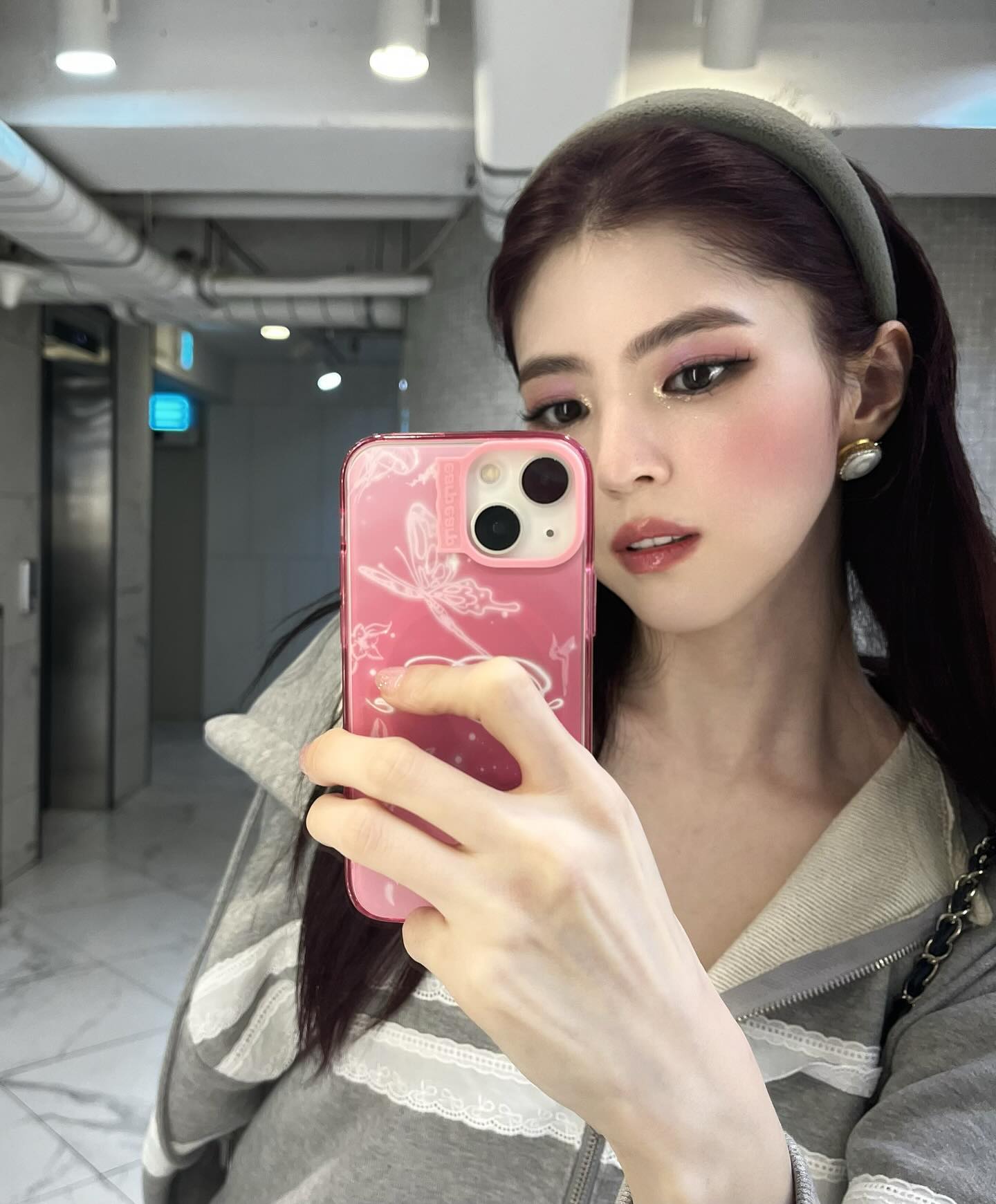 거셀 장인들의 셀카 팁🤳🏻
은근 찍기 어려운 거울셀카는 4가지만 기억하기✅

1. 거울 대신 핸드폰 화면에 시선 두기
2. 코디를 중심으로 촬영하기
3. 핸드폰으로 얼굴 살짝 가리기
4. 플래시를 터뜨려 분위기 살리기 이미지