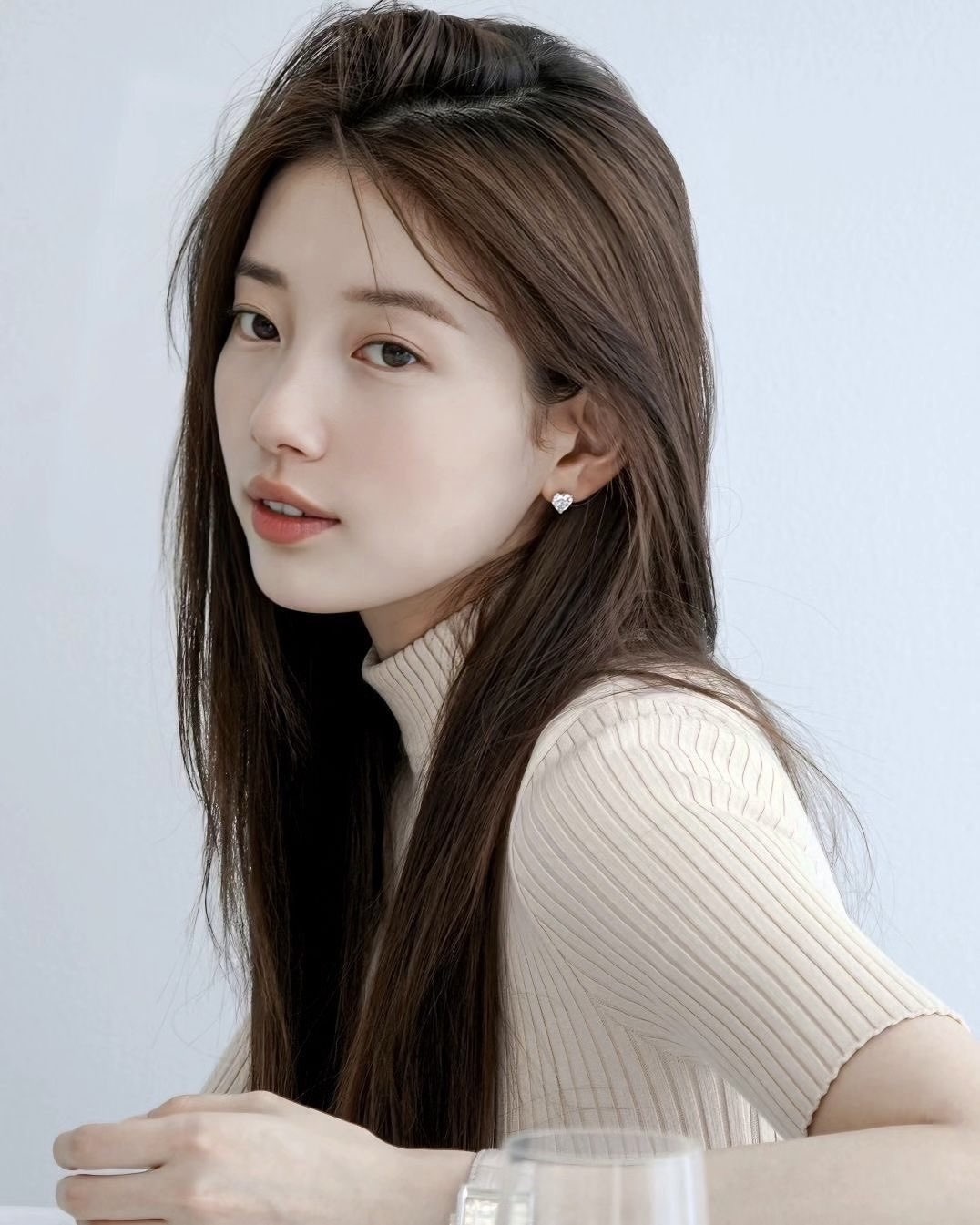 인간 모카 무스 수지🐰🤎

팬톤이 2025년 컬러로 '모카 무스'를 선정했죠. 올가을과 겨울 내내 보였던 브라운 톤의 컬러인데요. 모카 무스…? 생소한 색상이라 어렵게 느껴지신다고요? 수지만 따라하면 어렵지 않습니다!

수지는 브라운 톤의 헤어를 자주 하죠. 브라운 톤의 체크 재킷으로도 모카 무스 컬러 무드를 잘 보여주었고요. 다른 컬러와 매치하기도 쉬운 모카 무스🤎 슬라이드를 넘겨 수지의 모카 무스 모먼트를 확인해 보고 참고해 보세요! 이미지4