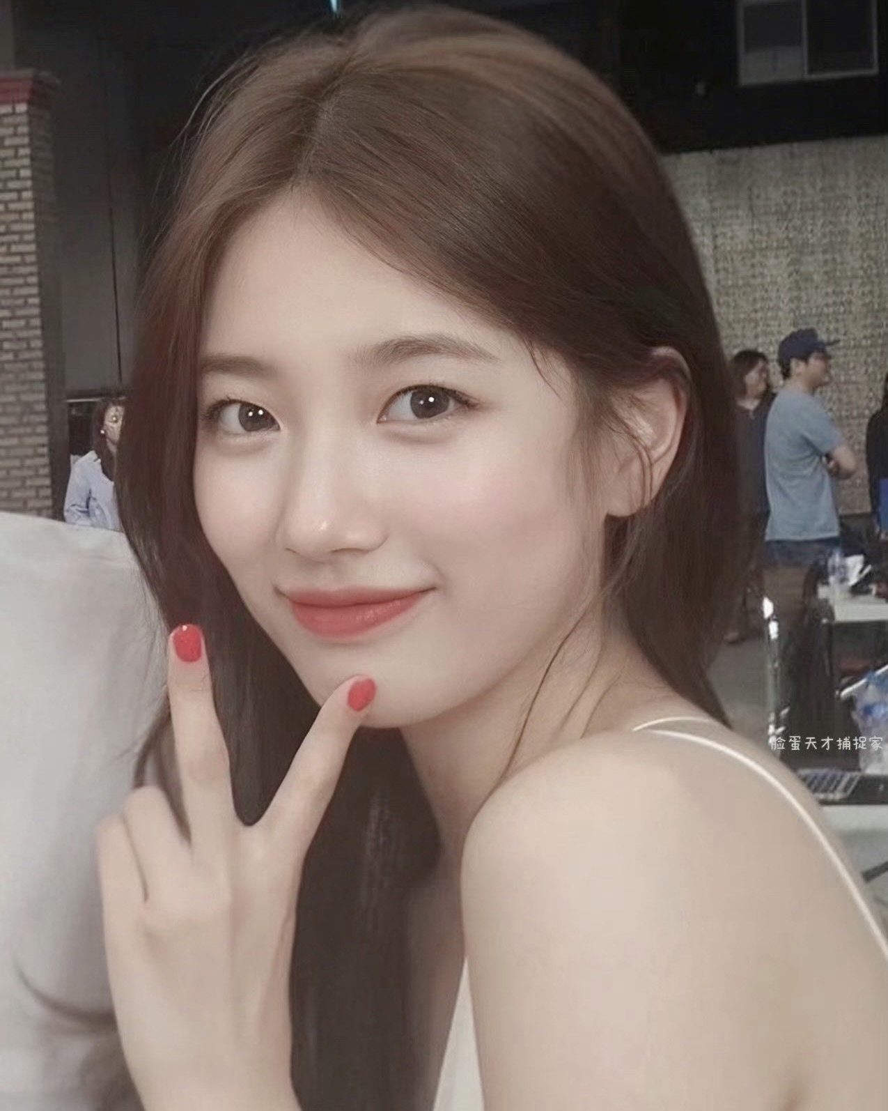 인간 모카 무스 수지🐰🤎

팬톤이 2025년 컬러로 '모카 무스'를 선정했죠. 올가을과 겨울 내내 보였던 브라운 톤의 컬러인데요. 모카 무스…? 생소한 색상이라 어렵게 느껴지신다고요? 수지만 따라하면 어렵지 않습니다!

수지는 브라운 톤의 헤어를 자주 하죠. 브라운 톤의 체크 재킷으로도 모카 무스 컬러 무드를 잘 보여주었고요. 다른 컬러와 매치하기도 쉬운 모카 무스🤎 슬라이드를 넘겨 수지의 모카 무스 모먼트를 확인해 보고 참고해 보세요! 이미지7