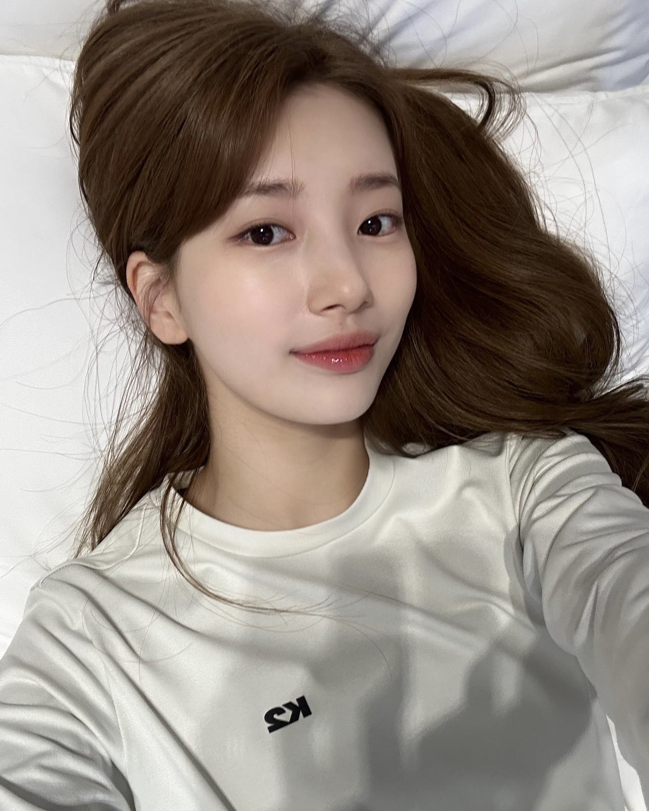 인간 모카 무스 수지🐰🤎

팬톤이 2025년 컬러로 '모카 무스'를 선정했죠. 올가을과 겨울 내내 보였던 브라운 톤의 컬러인데요. 모카 무스…? 생소한 색상이라 어렵게 느껴지신다고요? 수지만 따라하면 어렵지 않습니다!

수지는 브라운 톤의 헤어를 자주 하죠. 브라운 톤의 체크 재킷으로도 모카 무스 컬러 무드를 잘 보여주었고요. 다른 컬러와 매치하기도 쉬운 모카 무스🤎 슬라이드를 넘겨 수지의 모카 무스 모먼트를 확인해 보고 참고해 보세요! 이미지