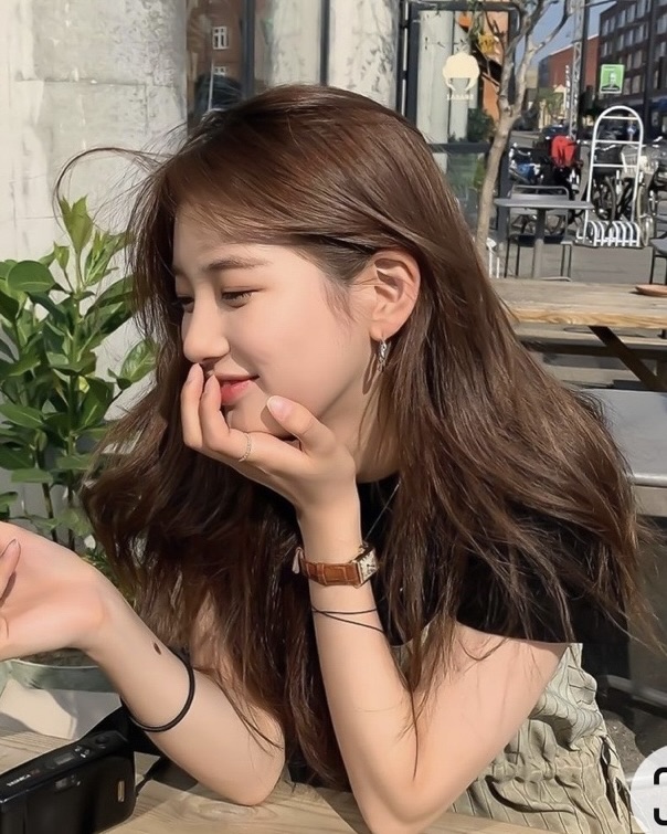 인간 모카 무스 수지🐰🤎

팬톤이 2025년 컬러로 '모카 무스'를 선정했죠. 올가을과 겨울 내내 보였던 브라운 톤의 컬러인데요. 모카 무스…? 생소한 색상이라 어렵게 느껴지신다고요? 수지만 따라하면 어렵지 않습니다!

수지는 브라운 톤의 헤어를 자주 하죠. 브라운 톤의 체크 재킷으로도 모카 무스 컬러 무드를 잘 보여주었고요. 다른 컬러와 매치하기도 쉬운 모카 무스🤎 슬라이드를 넘겨 수지의 모카 무스 모먼트를 확인해 보고 참고해 보세요! 이미지3