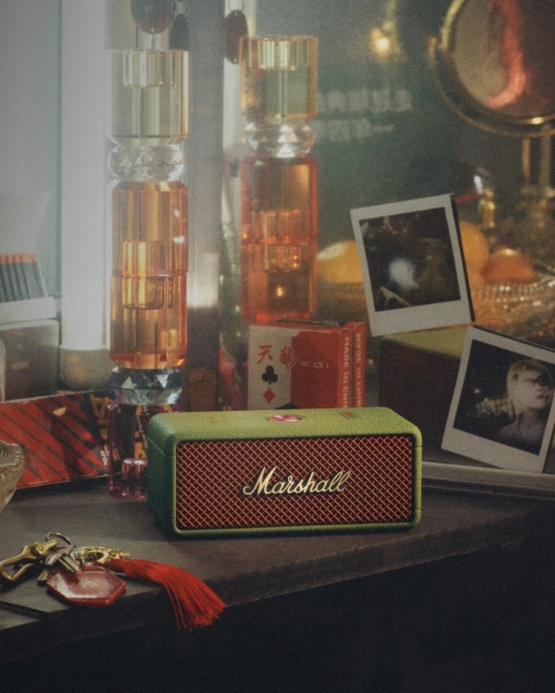 마샬 새해 한정판 스피커 발매🐉🧧

마샬(Marshall)이 푸른 뱀의 해를 맞아 중국 아티스트 钱育麟(DARK QUESTION)과 협업한 한정판 스피커 2025 엠버턴 3 루나 뉴 이어 에디션을 출시합니다.

마샬의 새해 한정판 스피커는 독특한 비주얼 스타일의 사이키델릭 록 아트워크와 함께 발매되었는데요. 차분한 올리브 그린 컬러와 오렌지 컬러의 조화가 멋지지 않나요? 패키지 또한 빈티지한 이 아트워크로 장식되어 있습니다.

이 한정판 스피커는 1월 10일부터 판매되며 가격은 30만 원대입니다. 이미지