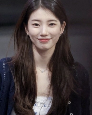 인간 모카 무스 수지🐰🤎

팬톤이 2025년 컬러로 '모카 무스'를 선정했죠. 올가을과 겨울 내내 보였던 브라운 톤의 컬러인데요. 모카 무스…? 생소한 색상이라 어렵게 느껴지신다고요? 수지만 따라하면 어렵지 않습니다!

수지는 브라운 톤의 헤어를 자주 하죠. 브라운 톤의 체크 재킷으로도 모카 무스 컬러 무드를 잘 보여주었고요. 다른 컬러와 매치하기도 쉬운 모카 무스🤎 슬라이드를 넘겨 수지의 모카 무스 모먼트를 확인해 보고 참고해 보세요! 이미지8