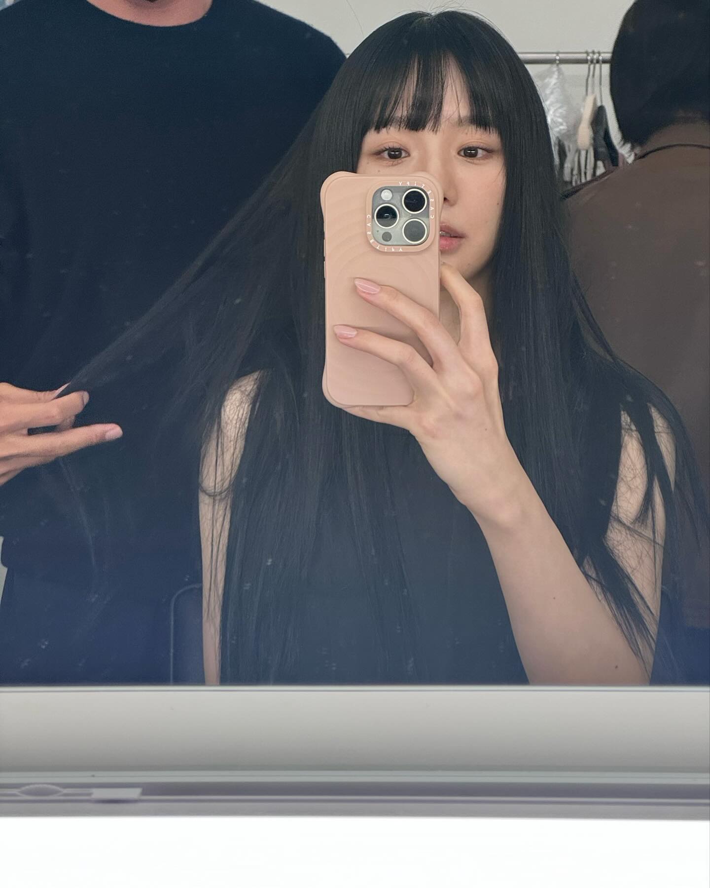 거셀 장인들의 셀카 팁🤳🏻
은근 찍기 어려운 거울셀카는 4가지만 기억하기✅
1. 거울 대신 핸드폰 화면에 시선 두기
2. 코디를 중심으로 촬영하기
3. 핸드폰으로 얼굴 살짝 가리기
4. 플래시를 터뜨려 분위기 살리기 이미지