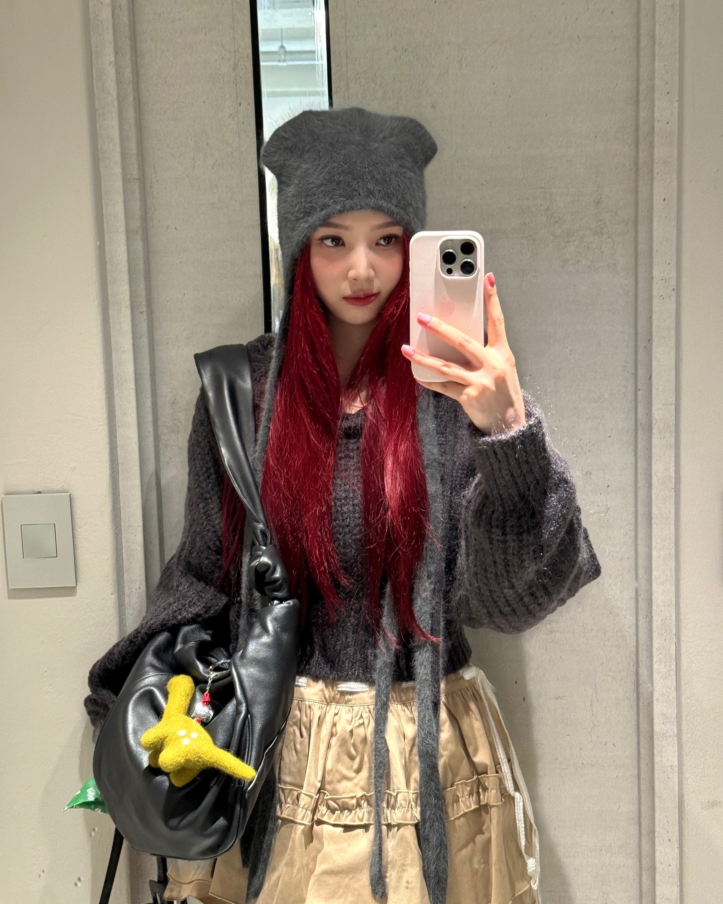 거셀 장인들의 셀카 팁🤳🏻
은근 찍기 어려운 거울셀카는 4가지만 기억하기✅
1. 거울 대신 핸드폰 화면에 시선 두기
2. 코디를 중심으로 촬영하기
3. 핸드폰으로 얼굴 살짝 가리기
4. 플래시를 터뜨려 분위기 살리기 이미지