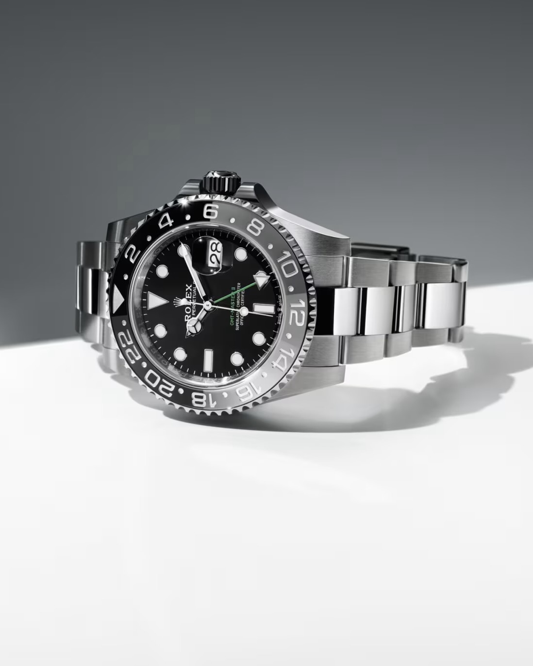 롤렉스, 또 가격 인상📈

새해가 밝으면서 럭셔리 브랜드들의 가격 인상 소식이 들려오고 있습니다.

스위스 명품 시계 브랜드인 롤렉스(Rolex)는 1월 1일, 새해 첫날부터 가격 인상을 단행했는데요. 스틸 제품은 5-6%, 스틸&골드 콤비 제품은 8-9%, 골드 제품은 무려 15%이상 인상되었습니다. 특히 데이토나 골드 제품의 경우, 인상 금액만 1,000만 원이 넘습니다. 롤렉스는 금값 상승과 원자재 비용 증가에 따른 가격 인상이라고 설명했습니다.

매년 초 한 번만 가격을 인상하던 롤렉스는 2024년에만 두 차례 가격을 인상했었죠. 그렇다면 2025년의 인상은 이번으로 끝일지, 아니면 또 한 차례 더 이루어질지 궁금해집니다. 경제 침체와 소비 둔화 속에서 명품 브랜드들의 이러한 고급화 전략이 과연 언제까지 유효할지 궁금해집니다. 이미지