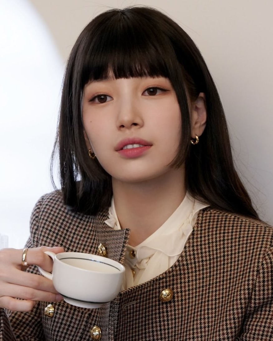 인간 모카 무스 수지🐰🤎

팬톤이 2025년 컬러로 '모카 무스'를 선정했죠. 올가을과 겨울 내내 보였던 브라운 톤의 컬러인데요. 모카 무스…? 생소한 색상이라 어렵게 느껴지신다고요? 수지만 따라하면 어렵지 않습니다!

수지는 브라운 톤의 헤어를 자주 하죠. 브라운 톤의 체크 재킷으로도 모카 무스 컬러 무드를 잘 보여주었고요. 다른 컬러와 매치하기도 쉬운 모카 무스🤎 슬라이드를 넘겨 수지의 모카 무스 모먼트를 확인해 보고 참고해 보세요! 이미지6