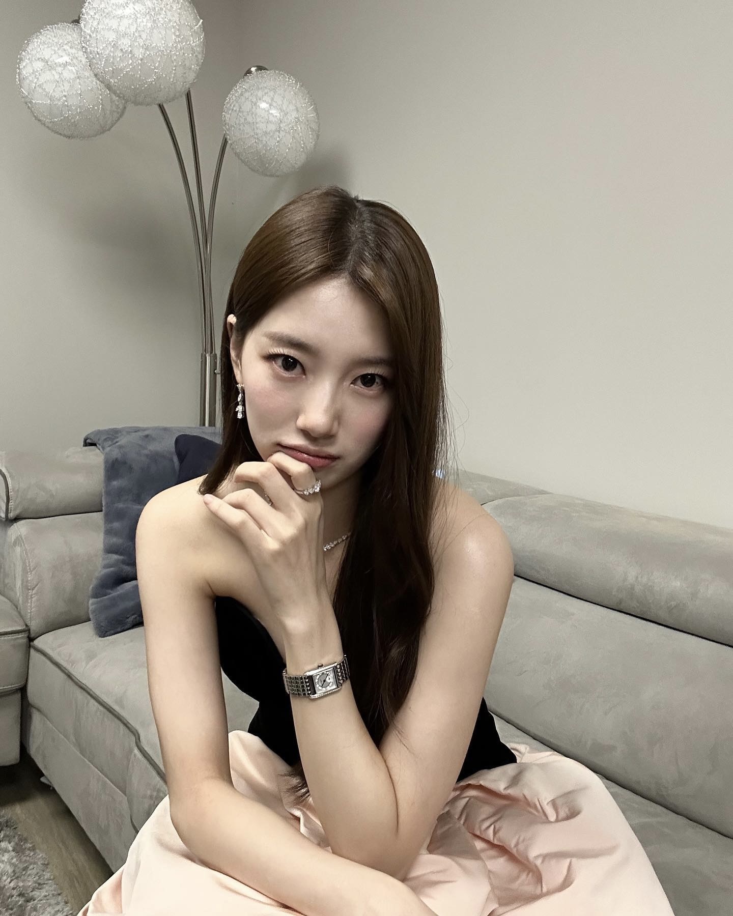 인간 모카 무스 수지🐰🤎

팬톤이 2025년 컬러로 '모카 무스'를 선정했죠. 올가을과 겨울 내내 보였던 브라운 톤의 컬러인데요. 모카 무스…? 생소한 색상이라 어렵게 느껴지신다고요? 수지만 따라하면 어렵지 않습니다!

수지는 브라운 톤의 헤어를 자주 하죠. 브라운 톤의 체크 재킷으로도 모카 무스 컬러 무드를 잘 보여주었고요. 다른 컬러와 매치하기도 쉬운 모카 무스🤎 슬라이드를 넘겨 수지의 모카 무스 모먼트를 확인해 보고 참고해 보세요! 이미지5