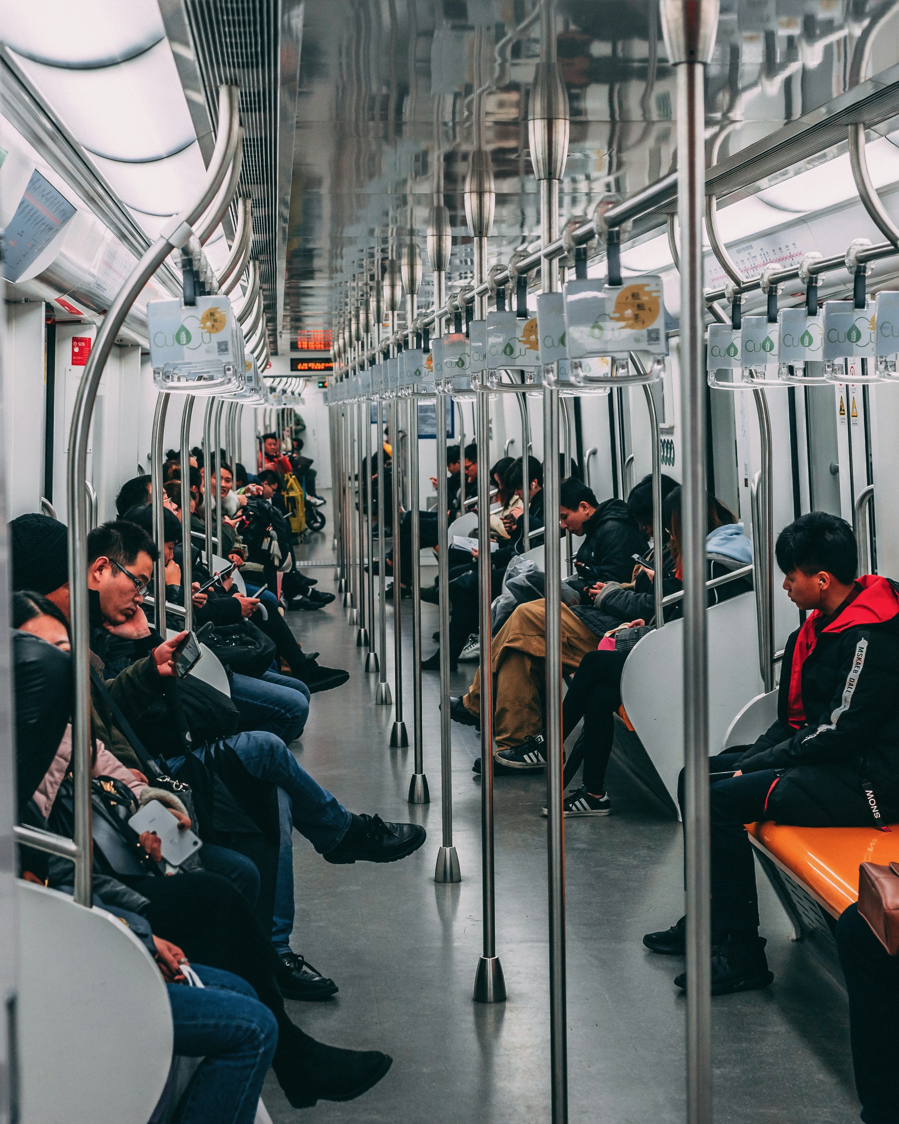 지하철 좌석 파는 '봉이 김선달'🤣

중국에서 출·퇴근 시간 혼잡한 지하철을 앉아서 이용할 수 있는 기회를 거래한 사례가 논란이 됐습니다. 최근 중국 SNS에 지하철 좌석을 판매한다는 게시물이 올라왔습니다. 글쓴이는 자신을 중국 상하이 푸둥신구 린강지역에 거주하고 있는 정보기술(IT)업계 종사자로, 매일 지하철을 타고 출·퇴근한다고 소개했는데요. “상하이 지하철 16호선 디수이후역에서 룽양루역으로 향하는 열차를 타고 있다”며 “좌석이 필요한 사람은 예약하라”고 적고 역사에 도착하는 시간을 첨부했습니다. 돈을 준다면 자리를 넘기겠다는 의미인 것이죠.

해당 인물은 약 5위안(약 1000원)을 받고 자리를 파는 데 성공한 것으로 알려졌습니다. 이에 대중들은 "이제 지하철 좌석까지 암표상이 판을 치는구나" 부정적인 반응을 보였습니다. 이미지
