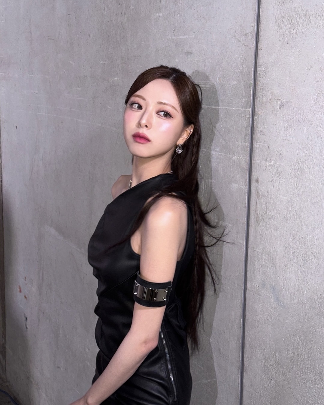 새해에도 계속되는 이 메이크업💄

유행을 넘어 스테디로 자리 잡은 메이크업이 있습니다. 바로 눈 밑 블러셔입니다. ‘숙취 메이크업’으로도 불렸지만, 이제는 쉽게 찾아볼 수 있는 메이크업 방법 중 하나죠.

눈 밑 다크서클 라인부터 광대 위까지 넓게 블러셔를 발라주면 되는데요. 블러셔로 시선을 끌어올려 얼굴이 짧아 보이게 만들어주는 효과도 있죠. 거의 대부분의 아이돌이 이 메이크업을 한 번쯤은 했는데요. 슬라이드를 넘겨 마음에 드는 메이크업을 찾아보세요! 

진한 메이크업이 부담스럽다면, 아이 메이크업은 연하게 하고 블러셔로 포인트를 주면 데일리 메이크업으로도 손색이 없죠. 이미지2