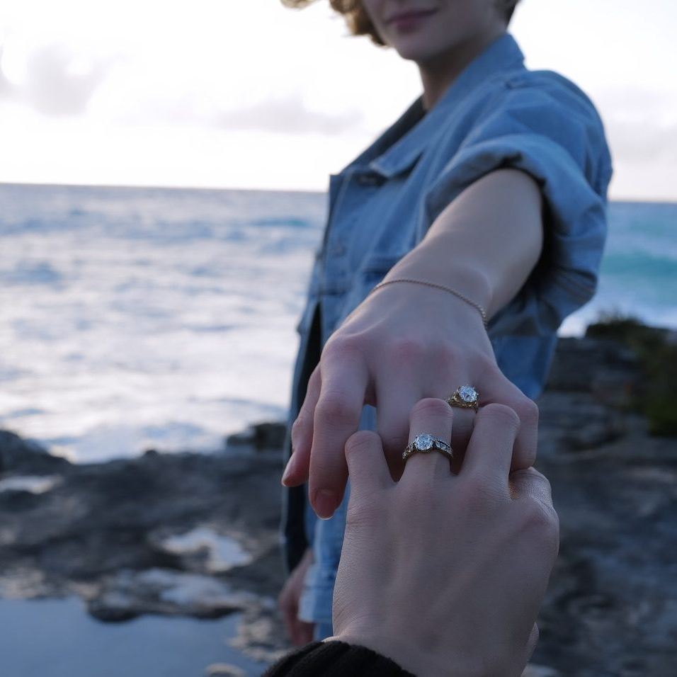 셀럽 커플들의 프로포즈 링💍✨

최근 약혼 사실을 알린 셀럽들이 있죠. 그들이 사랑을 확인하고, 나누는 모습을 보면 '사랑한다면 이들처럼!'이라는 문구가 절로 생각납니다. 셀럽들의 사랑만큼이나 사랑의 징표가 된 프로포즈 링 또한 주목하지 않을 수 없는데요 슬라이드를 넘겨 셀럽들의 사랑스러운 모습과 프로포즈 링을 확인해보세요!

1. 셀레나 고메즈❤️베니 블랑코

2. 두아 리파❤️칼럼 터너

3. 클로이 모레츠❤️케이트 해리슨 이미지6