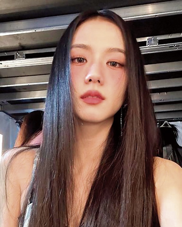 새해에도 계속되는 이 메이크업💄

유행을 넘어 스테디로 자리 잡은 메이크업이 있습니다. 바로 눈 밑 블러셔입니다. ‘숙취 메이크업’으로도 불렸지만, 이제는 쉽게 찾아볼 수 있는 메이크업 방법 중 하나죠.

눈 밑 다크서클 라인부터 광대 위까지 넓게 블러셔를 발라주면 되는데요. 블러셔로 시선을 끌어올려 얼굴이 짧아 보이게 만들어주는 효과도 있죠. 거의 대부분의 아이돌이 이 메이크업을 한 번쯤은 했는데요. 슬라이드를 넘겨 마음에 드는 메이크업을 찾아보세요! 

진한 메이크업이 부담스럽다면, 아이 메이크업은 연하게 하고 블러셔로 포인트를 주면 데일리 메이크업으로도 손색이 없죠. 이미지7