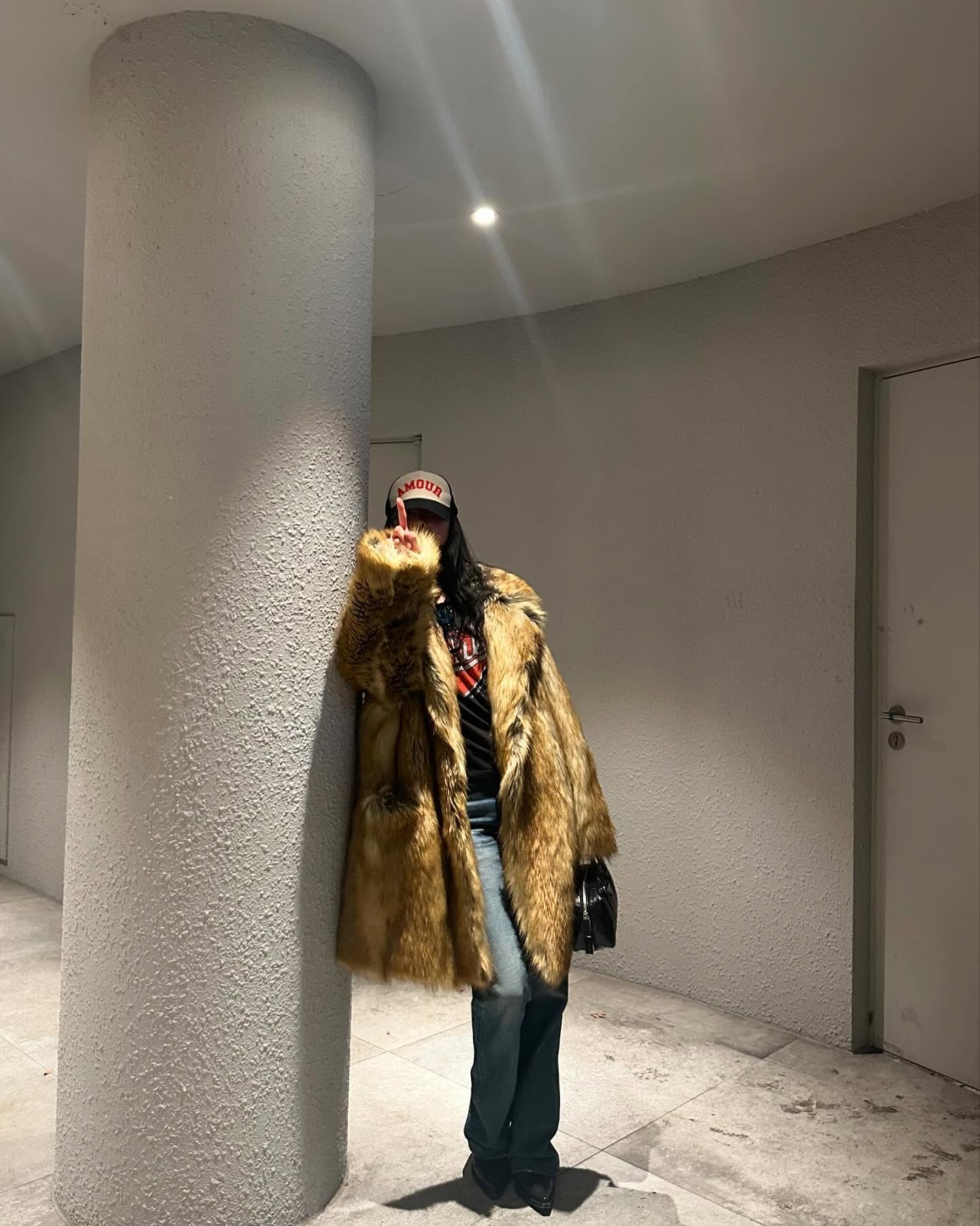 올해도 계속될 패션 키워드 5✅

국내외 셀럽들의 인스타그램 피드를 보면, 최신 패션 트렌드를 엿볼 수 있는데요. 그 중에서 2025년까지 계속해서 주목받을 패션 키워드 5가지를 소개합니다!

1. 롱 퍼자켓
2. 애니멀 프린트
3. 버건디
4. 스웨이드 소재
5. 주얼리 레이어드 이미지