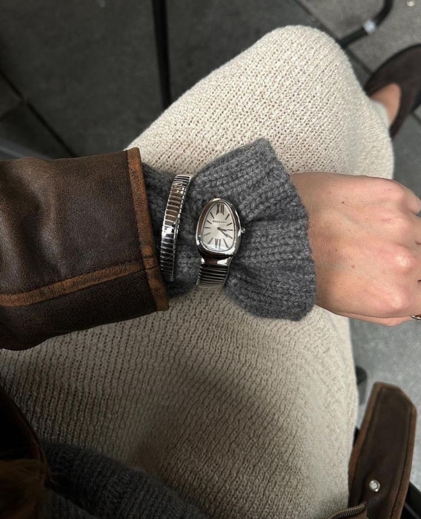 올해도 계속될 패션 키워드 5✅
국내외 셀럽들의 인스타그램 피드를 보면, 최신 패션 트렌드를 엿볼 수 있는데요. 그 중에서 2025년까지 계속해서 주목받을 패션 키워드 5가지를 소개합니다!
1. 롱 퍼자켓
2. 애니멀 프린트
3. 버건디
4. 스웨이드 소재
5. 주얼리 레이어드 이미지5