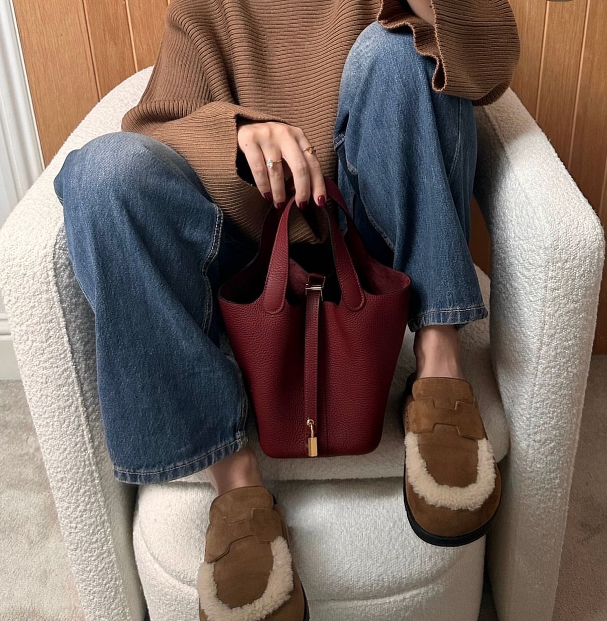 올해도 계속될 패션 키워드 5✅
국내외 셀럽들의 인스타그램 피드를 보면, 최신 패션 트렌드를 엿볼 수 있는데요. 그 중에서 2025년까지 계속해서 주목받을 패션 키워드 5가지를 소개합니다!
1. 롱 퍼자켓
2. 애니멀 프린트
3. 버건디
4. 스웨이드 소재
5. 주얼리 레이어드 이미지3