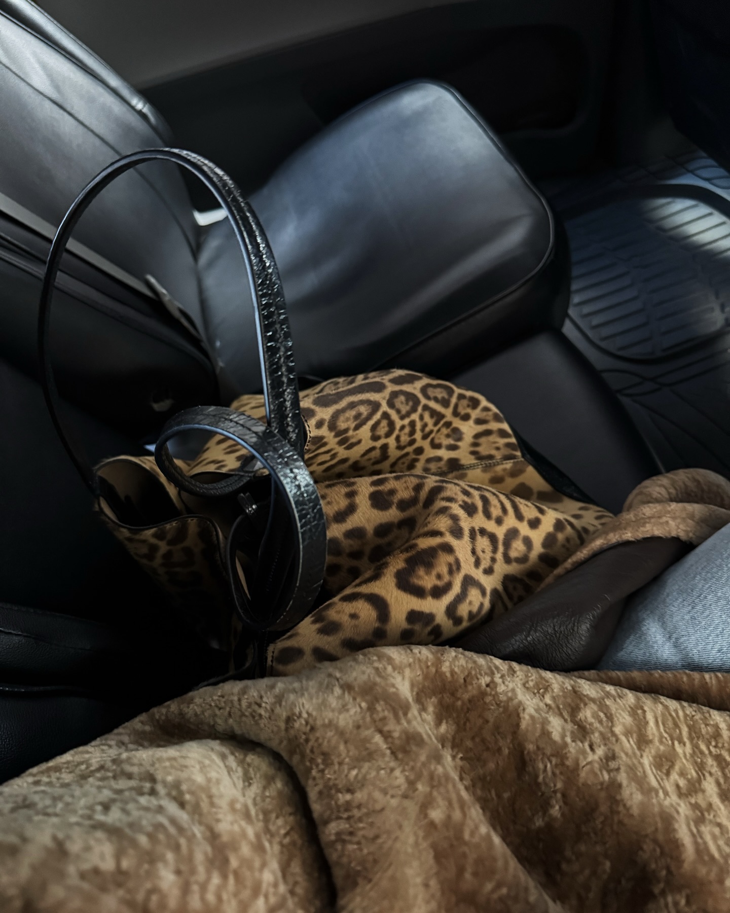 올해도 계속될 패션 키워드 5✅
국내외 셀럽들의 인스타그램 피드를 보면, 최신 패션 트렌드를 엿볼 수 있는데요. 그 중에서 2025년까지 계속해서 주목받을 패션 키워드 5가지를 소개합니다!
1. 롱 퍼자켓
2. 애니멀 프린트
3. 버건디
4. 스웨이드 소재
5. 주얼리 레이어드 이미지2