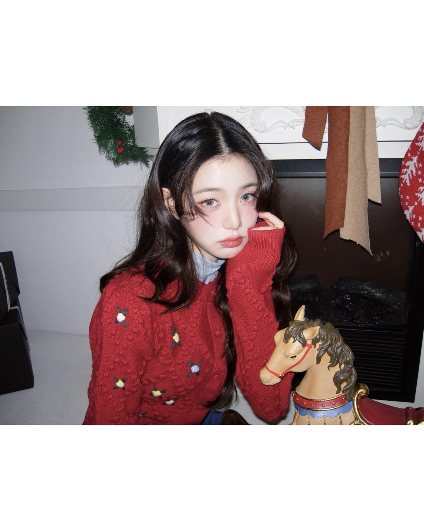 새해에도 계속되는 이 메이크업💄

유행을 넘어 스테디로 자리 잡은 메이크업이 있습니다. 바로 눈 밑 블러셔입니다. ‘숙취 메이크업’으로도 불렸지만, 이제는 쉽게 찾아볼 수 있는 메이크업 방법 중 하나죠.

눈 밑 다크서클 라인부터 광대 위까지 넓게 블러셔를 발라주면 되는데요. 블러셔로 시선을 끌어올려 얼굴이 짧아 보이게 만들어주는 효과도 있죠. 거의 대부분의 아이돌이 이 메이크업을 한 번쯤은 했는데요. 슬라이드를 넘겨 마음에 드는 메이크업을 찾아보세요! 

진한 메이크업이 부담스럽다면, 아이 메이크업은 연하게 하고 블러셔로 포인트를 주면 데일리 메이크업으로도 손색이 없죠. 이미지5