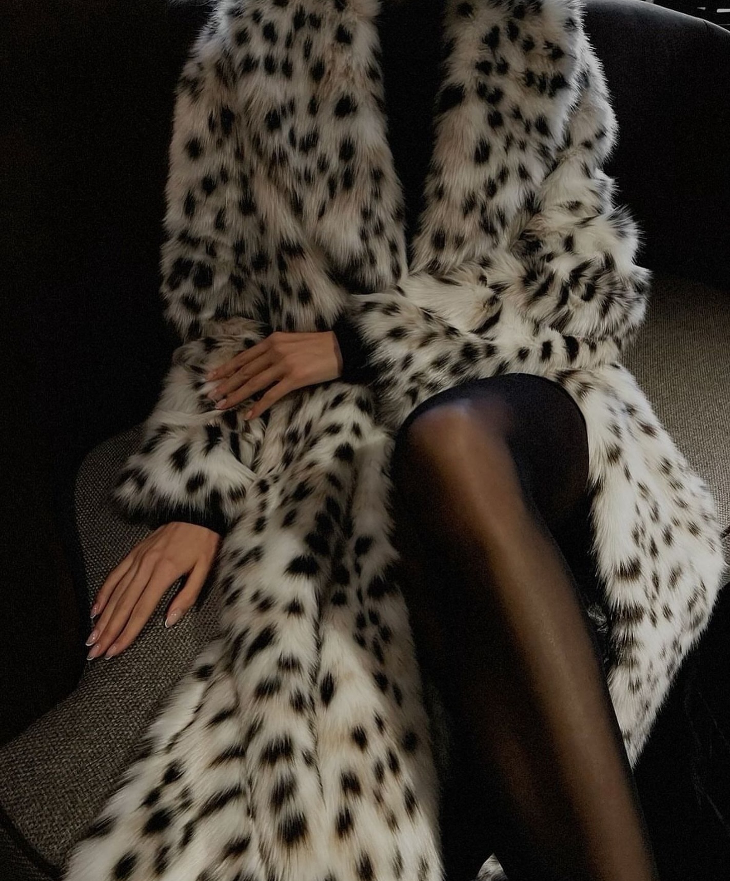 올해도 계속될 패션 키워드 5✅
국내외 셀럽들의 인스타그램 피드를 보면, 최신 패션 트렌드를 엿볼 수 있는데요. 그 중에서 2025년까지 계속해서 주목받을 패션 키워드 5가지를 소개합니다!
1. 롱 퍼자켓
2. 애니멀 프린트
3. 버건디
4. 스웨이드 소재
5. 주얼리 레이어드 이미지7