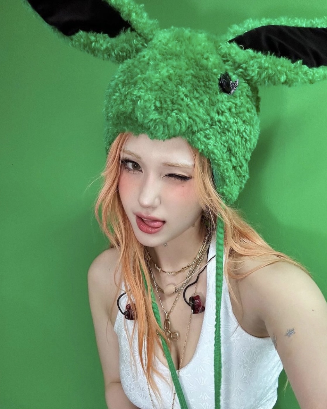 새해에도 계속되는 이 메이크업💄

유행을 넘어 스테디로 자리 잡은 메이크업이 있습니다. 바로 눈 밑 블러셔입니다. ‘숙취 메이크업’으로도 불렸지만, 이제는 쉽게 찾아볼 수 있는 메이크업 방법 중 하나죠.

눈 밑 다크서클 라인부터 광대 위까지 넓게 블러셔를 발라주면 되는데요. 블러셔로 시선을 끌어올려 얼굴이 짧아 보이게 만들어주는 효과도 있죠. 거의 대부분의 아이돌이 이 메이크업을 한 번쯤은 했는데요. 슬라이드를 넘겨 마음에 드는 메이크업을 찾아보세요! 

진한 메이크업이 부담스럽다면, 아이 메이크업은 연하게 하고 블러셔로 포인트를 주면 데일리 메이크업으로도 손색이 없죠. 이미지4