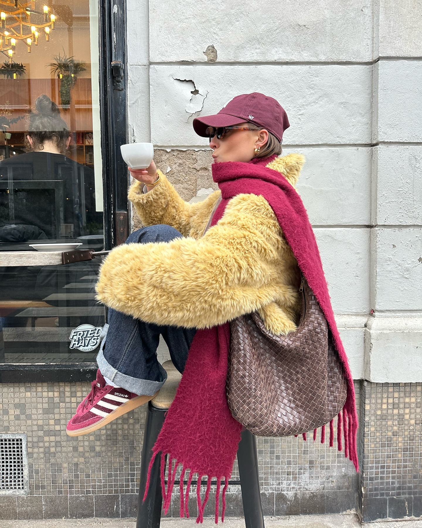 올해도 계속될 패션 키워드 5✅
국내외 셀럽들의 인스타그램 피드를 보면, 최신 패션 트렌드를 엿볼 수 있는데요. 그 중에서 2025년까지 계속해서 주목받을 패션 키워드 5가지를 소개합니다!
1. 롱 퍼자켓
2. 애니멀 프린트
3. 버건디
4. 스웨이드 소재
5. 주얼리 레이어드 이미지9