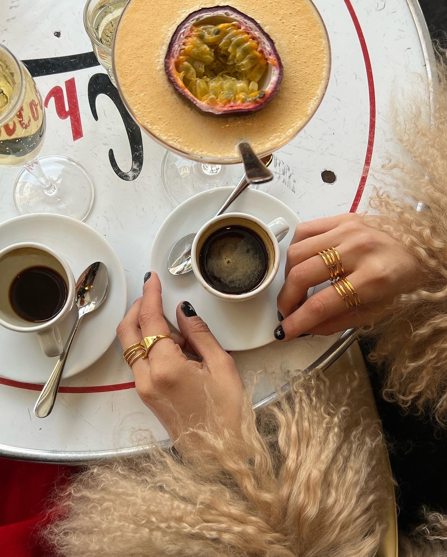 올해도 계속될 패션 키워드 5✅
국내외 셀럽들의 인스타그램 피드를 보면, 최신 패션 트렌드를 엿볼 수 있는데요. 그 중에서 2025년까지 계속해서 주목받을 패션 키워드 5가지를 소개합니다!
1. 롱 퍼자켓
2. 애니멀 프린트
3. 버건디
4. 스웨이드 소재
5. 주얼리 레이어드 이미지10