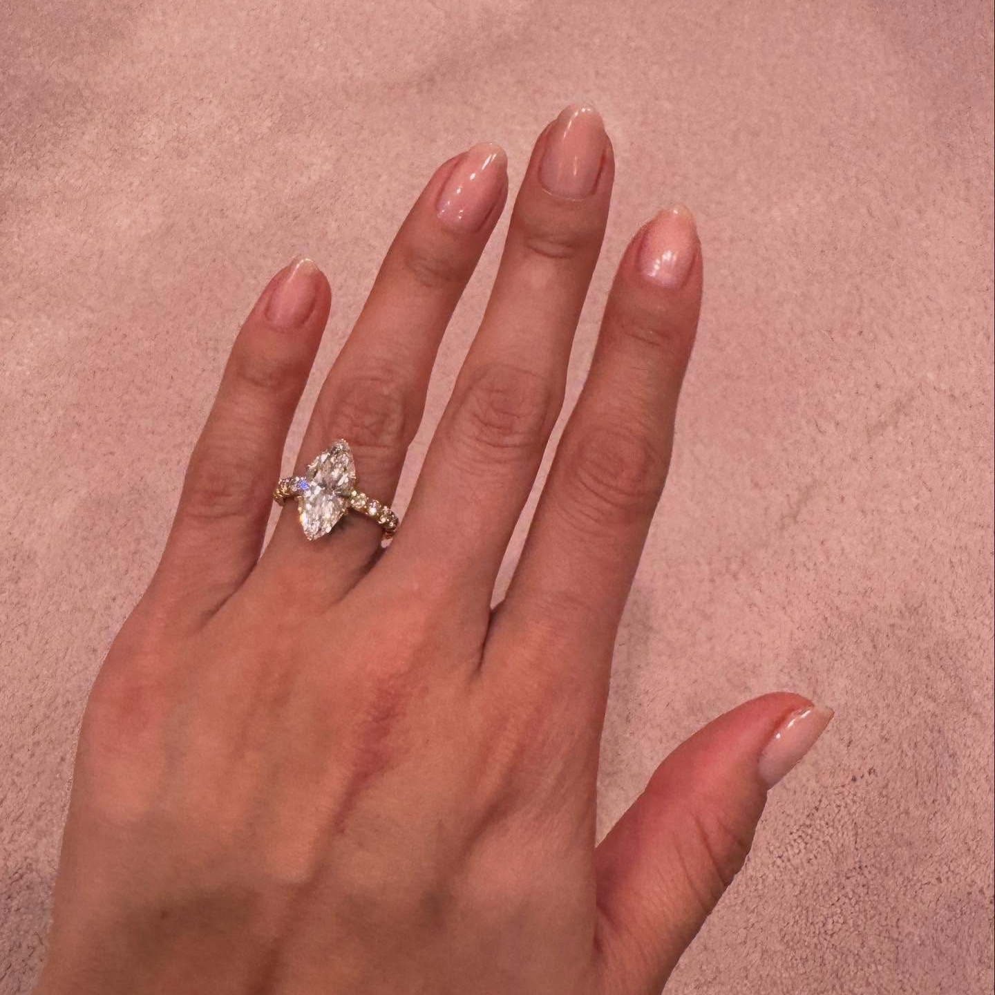 셀럽 커플들의 프로포즈 링💍✨

최근 약혼 사실을 알린 셀럽들이 있죠. 그들이 사랑을 확인하고, 나누는 모습을 보면 '사랑한다면 이들처럼!'이라는 문구가 절로 생각납니다. 셀럽들의 사랑만큼이나 사랑의 징표가 된 프로포즈 링 또한 주목하지 않을 수 없는데요 슬라이드를 넘겨 셀럽들의 사랑스러운 모습과 프로포즈 링을 확인해보세요!

1. 셀레나 고메즈❤️베니 블랑코

2. 두아 리파❤️칼럼 터너

3. 클로이 모레츠❤️케이트 해리슨 이미지2