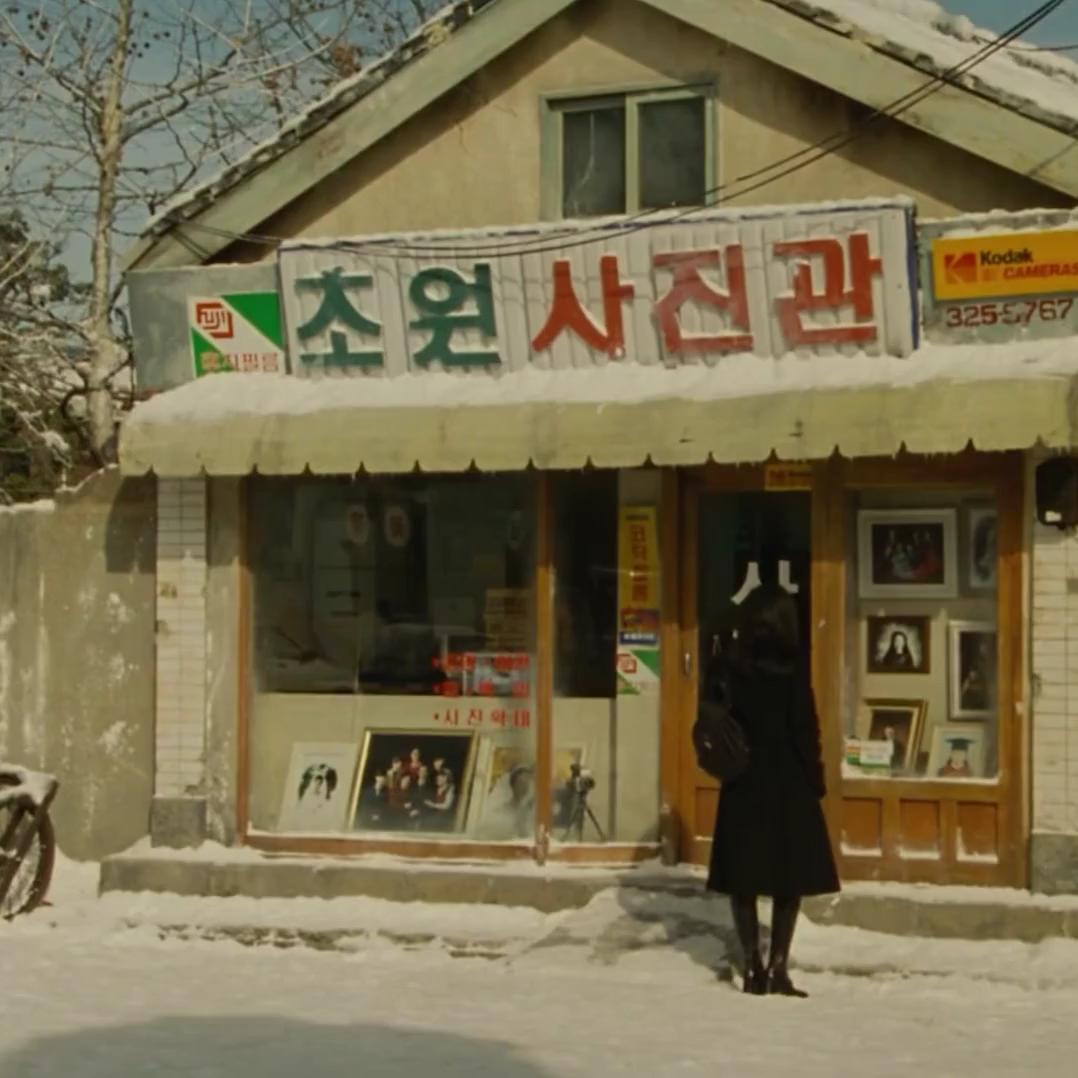 겨울이면 생각나는 그 영화들❄️🎥

추운 날씨에는 집에서 편안하게 쉬며 영화 한 편 보는 게 최고죠. 이번 주말, 따뜻한 분위기 속에서 겨울의 매력을 가득 느낄 수 있는 영화 4편과, 그 영화 속 겨울 분위기와 완벽하게 어우러지는 배우들을 함께 소개해드릴게요🤍

1. 8월의 크리스마스 속 심은하

2. 시월애 속 전지현

3. 뷰티 인사이드 속 한효주

4. 건축학개론 속 수지 이미지