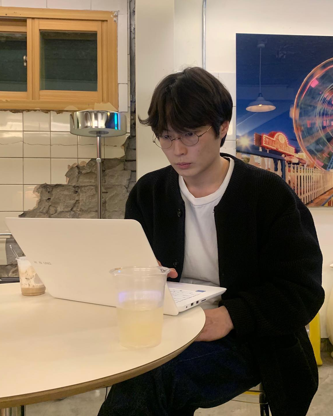 이 남자 자꾸만 끌린다❤️노재원
'오징어 게임' 시즌 2에서 클럽 MD ‘남규’ 역으로 큰 화제를 모은 노재원 배우. '타노스'의 오른팔로 강렬한 빌런 연기를 선보이며 많은 이들의 분노를 자아냈죠. 이전에도 '정신병동에도 아침이 와요', '살인자ㅇ난감' 등에서 뛰어난 연기력을 인정받으며 주목을 받았는데요.
‘오징어 게임’ 속 '남규'와는 또 다른 매력을 지닌 노재원은 '남친짤'로도 큰 인기를 끌고 있습니다. 벌써 팬들의 마음을 사로잡은 그의 매력을 함께 확인해 보세요! 이미지
