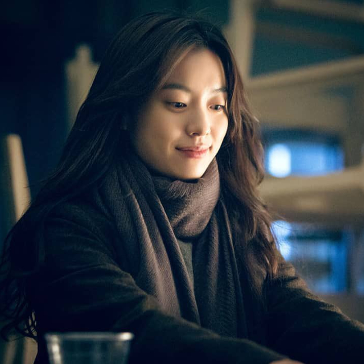 겨울이면 생각나는 그 영화들❄️🎥

추운 날씨에는 집에서 편안하게 쉬며 영화 한 편 보는 게 최고죠. 이번 주말, 따뜻한 분위기 속에서 겨울의 매력을 가득 느낄 수 있는 영화 4편과, 그 영화 속 겨울 분위기와 완벽하게 어우러지는 배우들을 함께 소개해드릴게요🤍

1. 8월의 크리스마스 속 심은하

2. 시월애 속 전지현

3. 뷰티 인사이드 속 한효주

4. 건축학개론 속 수지 이미지4