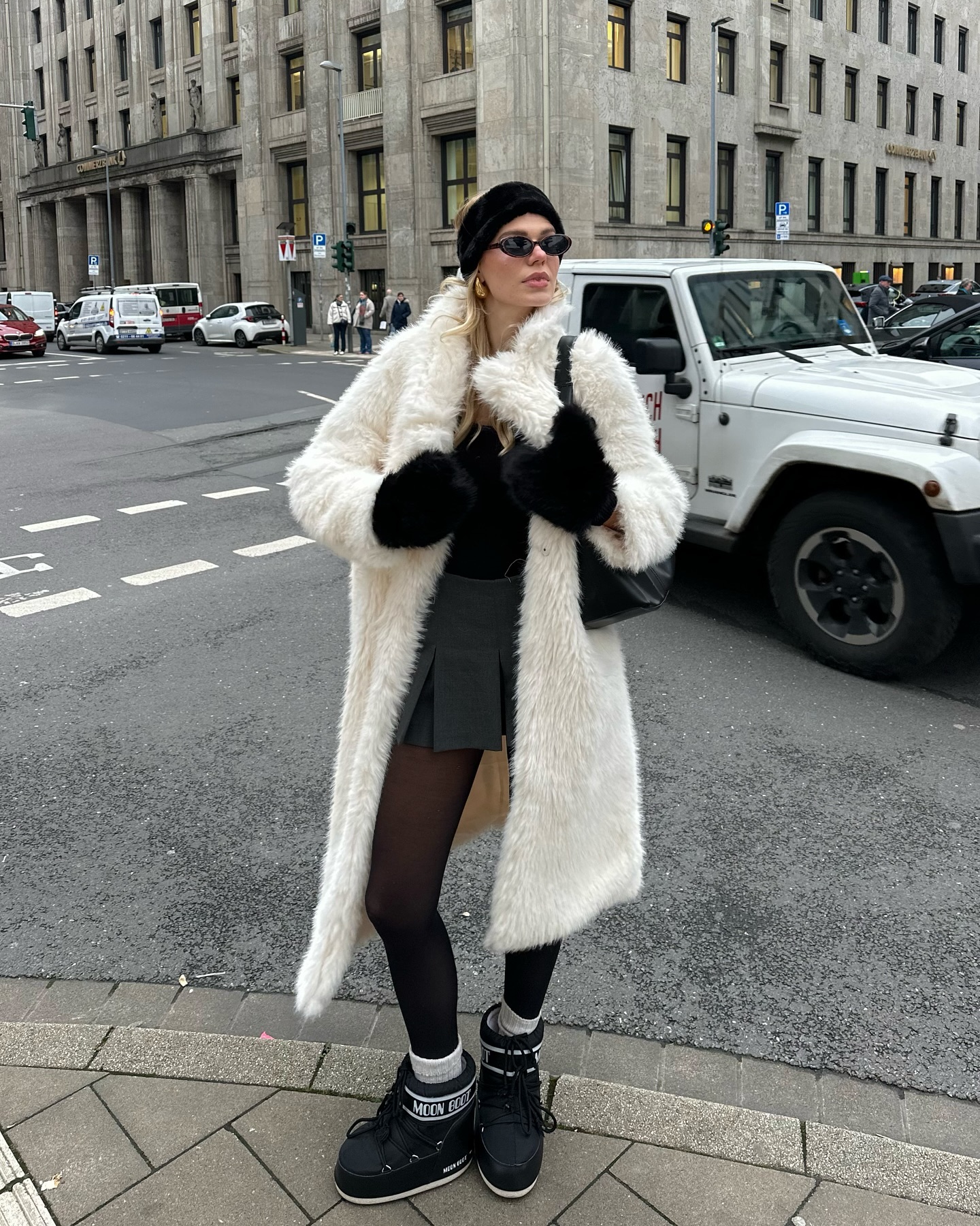 올해도 계속될 패션 키워드 5✅
국내외 셀럽들의 인스타그램 피드를 보면, 최신 패션 트렌드를 엿볼 수 있는데요. 그 중에서 2025년까지 계속해서 주목받을 패션 키워드 5가지를 소개합니다!
1. 롱 퍼자켓
2. 애니멀 프린트
3. 버건디
4. 스웨이드 소재
5. 주얼리 레이어드 이미지6