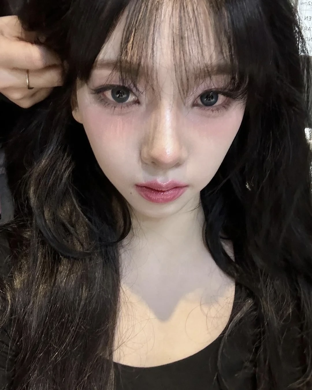 새해에도 계속되는 이 메이크업💄

유행을 넘어 스테디로 자리 잡은 메이크업이 있습니다. 바로 눈 밑 블러셔입니다. ‘숙취 메이크업’으로도 불렸지만, 이제는 쉽게 찾아볼 수 있는 메이크업 방법 중 하나죠.

눈 밑 다크서클 라인부터 광대 위까지 넓게 블러셔를 발라주면 되는데요. 블러셔로 시선을 끌어올려 얼굴이 짧아 보이게 만들어주는 효과도 있죠. 거의 대부분의 아이돌이 이 메이크업을 한 번쯤은 했는데요. 슬라이드를 넘겨 마음에 드는 메이크업을 찾아보세요! 

진한 메이크업이 부담스럽다면, 아이 메이크업은 연하게 하고 블러셔로 포인트를 주면 데일리 메이크업으로도 손색이 없죠. 이미지6