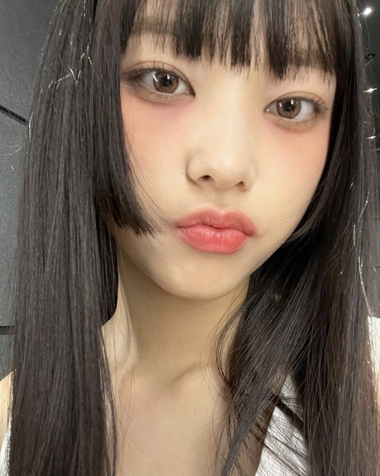 새해에도 계속되는 이 메이크업💄

유행을 넘어 스테디로 자리 잡은 메이크업이 있습니다. 바로 눈 밑 블러셔입니다. ‘숙취 메이크업’으로도 불렸지만, 이제는 쉽게 찾아볼 수 있는 메이크업 방법 중 하나죠.

눈 밑 다크서클 라인부터 광대 위까지 넓게 블러셔를 발라주면 되는데요. 블러셔로 시선을 끌어올려 얼굴이 짧아 보이게 만들어주는 효과도 있죠. 거의 대부분의 아이돌이 이 메이크업을 한 번쯤은 했는데요. 슬라이드를 넘겨 마음에 드는 메이크업을 찾아보세요! 

진한 메이크업이 부담스럽다면, 아이 메이크업은 연하게 하고 블러셔로 포인트를 주면 데일리 메이크업으로도 손색이 없죠. 이미지3