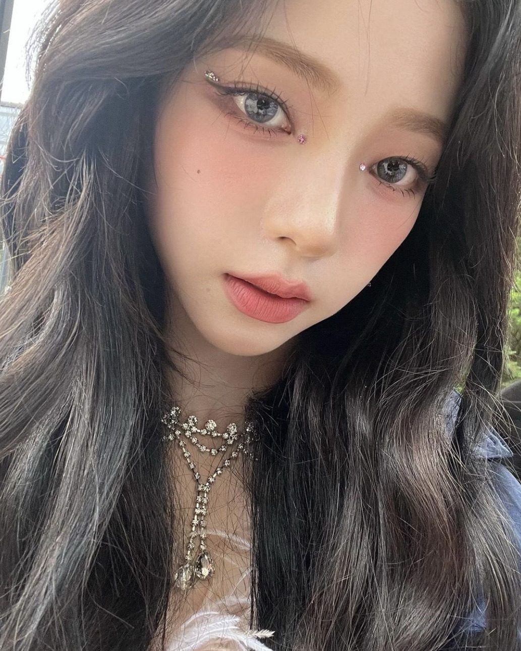 새해에도 계속되는 이 메이크업💄

유행을 넘어 스테디로 자리 잡은 메이크업이 있습니다. 바로 눈 밑 블러셔입니다. ‘숙취 메이크업’으로도 불렸지만, 이제는 쉽게 찾아볼 수 있는 메이크업 방법 중 하나죠.

눈 밑 다크서클 라인부터 광대 위까지 넓게 블러셔를 발라주면 되는데요. 블러셔로 시선을 끌어올려 얼굴이 짧아 보이게 만들어주는 효과도 있죠. 거의 대부분의 아이돌이 이 메이크업을 한 번쯤은 했는데요. 슬라이드를 넘겨 마음에 드는 메이크업을 찾아보세요! 

진한 메이크업이 부담스럽다면, 아이 메이크업은 연하게 하고 블러셔로 포인트를 주면 데일리 메이크업으로도 손색이 없죠. 이미지