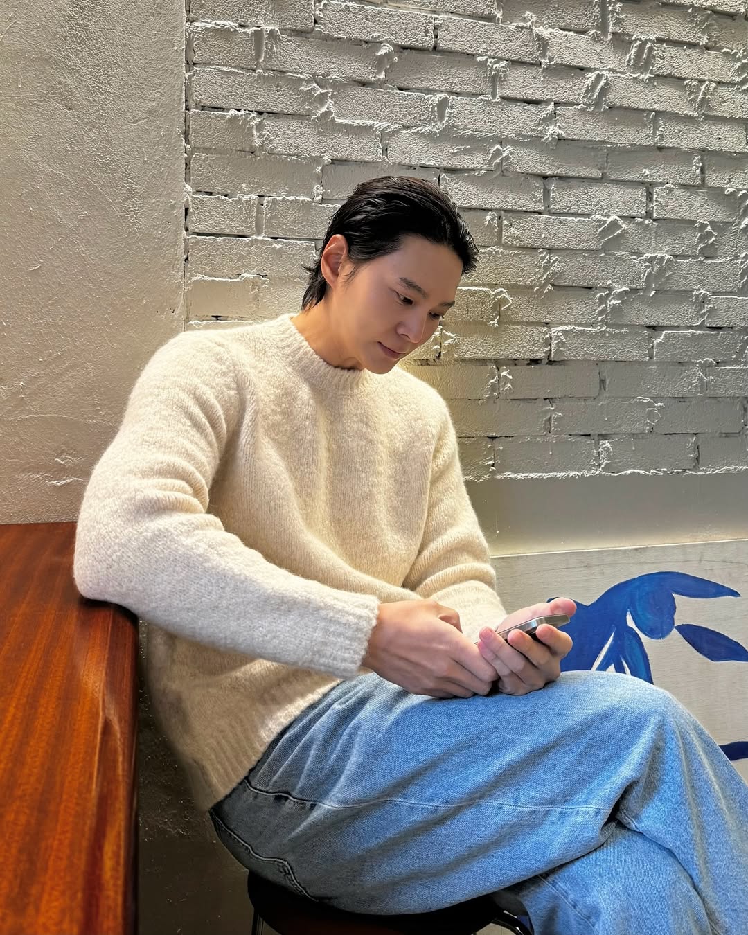연청엔 화이트로👖 이미지