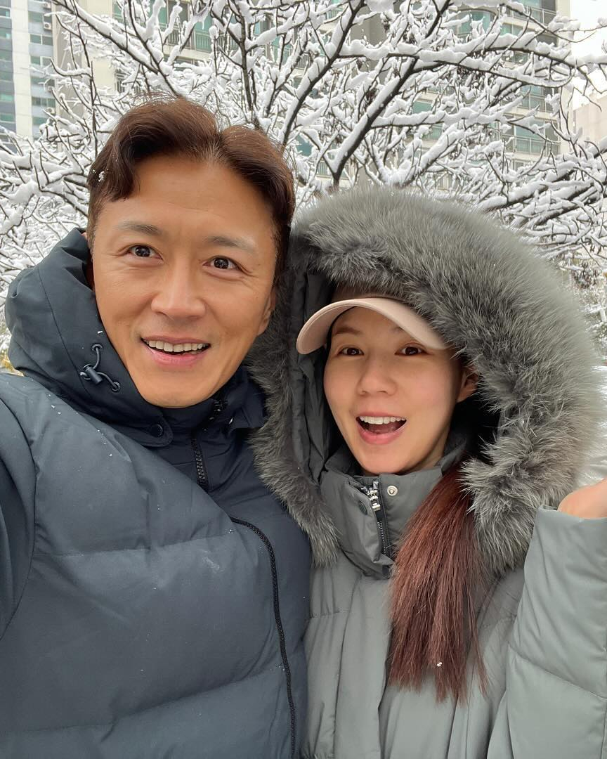 진태현,박시은❤️두 딸 입양

진태현과 박시은 부부가 두 딸을 새로 입양하며 새로운 가족을 맞이했습니다. 5일, 진태현은 SNS를 통해 새해 인사와 함께 두 딸의 입양 소식을 전하며, 한 명은 작년부터, 또 다른 한 명은 오래전 보육원에서 인연을 이어왔다고 밝혔습니다.

그는 아이들의 부족한 부분을 사랑으로 채우기로 다짐하며, 앞으로 더 많은 아이들이 가족의 일원이 되기를 기대한다고 전했습니다. 두 사람은 2015년 결혼 후, 대학생 딸을 공개 입양하고 따뜻한 가족의 모습을 보여왔으며, 2022년에는 유산의 아픔을 겪기도 했습니다. 이미지