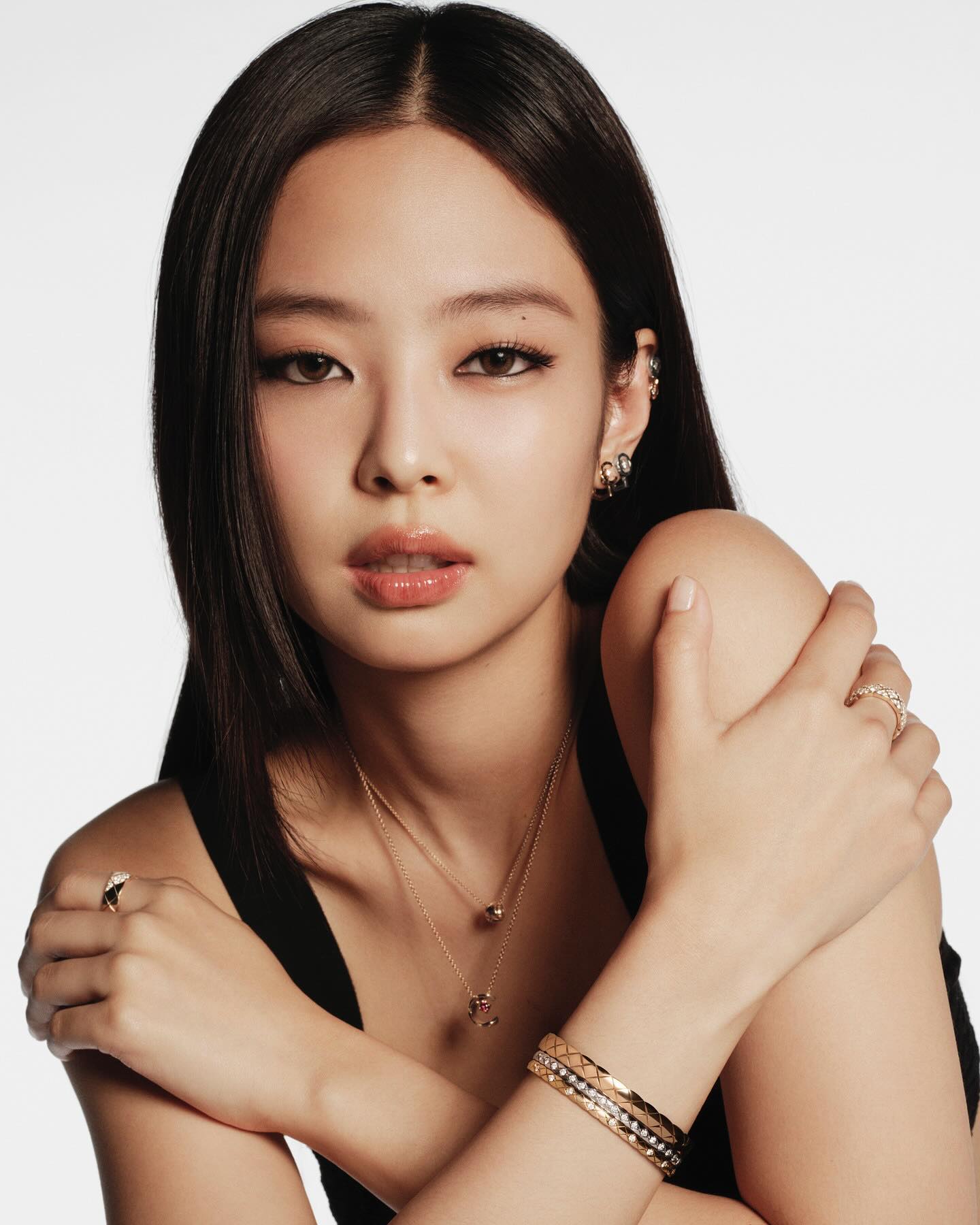 샤넬 NEW 코코 크러쉬 캠페인✨

2025년 샤넬 첫 번째 코코 크러쉬 캠페인에 제니가 등장했습니다. 아멜리아 그레이, 모나 투가드와 함께 샤넬의 새로운 코코 크러쉬 화보를 선보였는데요. 

2015년에 런칭된 코코 크러쉬 주얼리 컬렉션은 샤넬의 가장 성공적인 컬렉션 중 하나입니다. 제니는 사복 패션에서도 코코 크러쉬 라인을 애용하는 모습을 자주 보여주었죠. 제니가 착용한 2025년 컬렉션은 새로운 다이아몬드 파베 세팅 기법이 적용되었습니다. 

샤넬 특유의 퀼팅 패턴이 돋보이는 코코 크러쉬 주얼리 라인의 새로운 컬렉션을 만나보고 싶으시다면, 슬라이드를 넘겨 확인해보세요! 이미지
