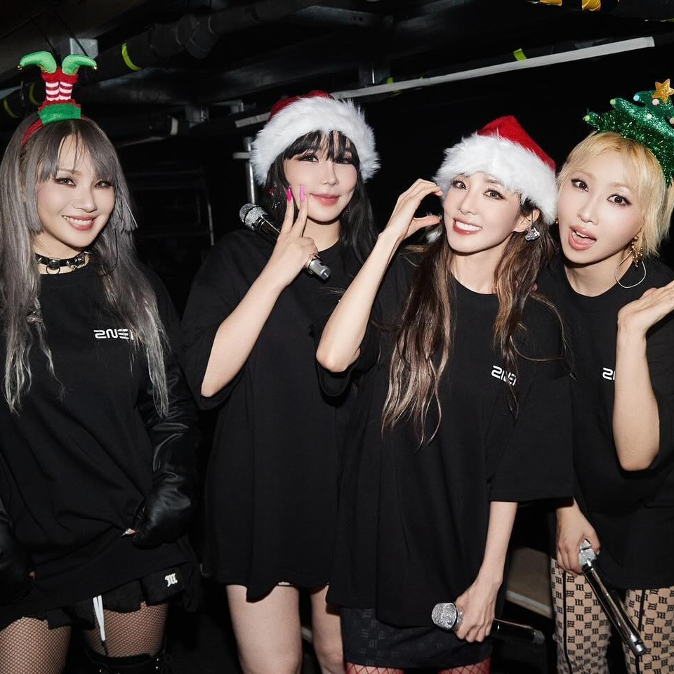 이번엔 꼭❤️‍🔥2NE1 앙코르콘

2NE1은 데뷔 15주년을 맞아 서울에서 앙코르 콘서트 '웰컴 백'을 개최합니다. 4월 12일과 13일, 서울 올림픽공원 KSPO돔에서 열리는 이번 공연은 '2024 SBS 가요대전'에서 뜨거운 반응을 얻었던 만큼, 또 한 번 팬들을 열광시킬 화려한 퍼포먼스가 예상되는데요.

티켓은 2월 5일부터 인터파크 티켓을 통해 예매할 수 있습니다.❤️ 이미지