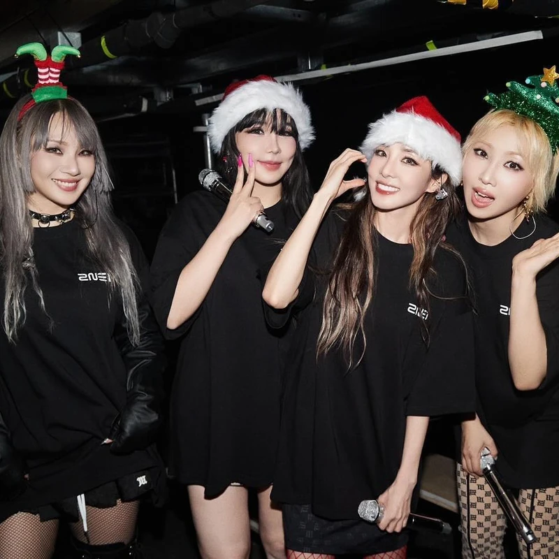 이번엔 꼭❤️🔥2NE1 앙코르콘
2NE1은 데뷔 15주년을 맞아 서울에서 앙코르 콘서트 '웰컴 백'을 개최합니다. 4월 12일과 13일, 서울 올림픽공원 KSPO돔에서 열리는 이번 공연은 '2024 SBS 가요대전'에서 뜨거운 반응을 얻었던 만큼, 또 한 번 팬들을 열광시킬 화려한 퍼포먼스가 예상되는데요.
티켓은 2월 5일부터 인터파크 티켓을 통해 예매할 수 있습니다.❤️ 이미지1