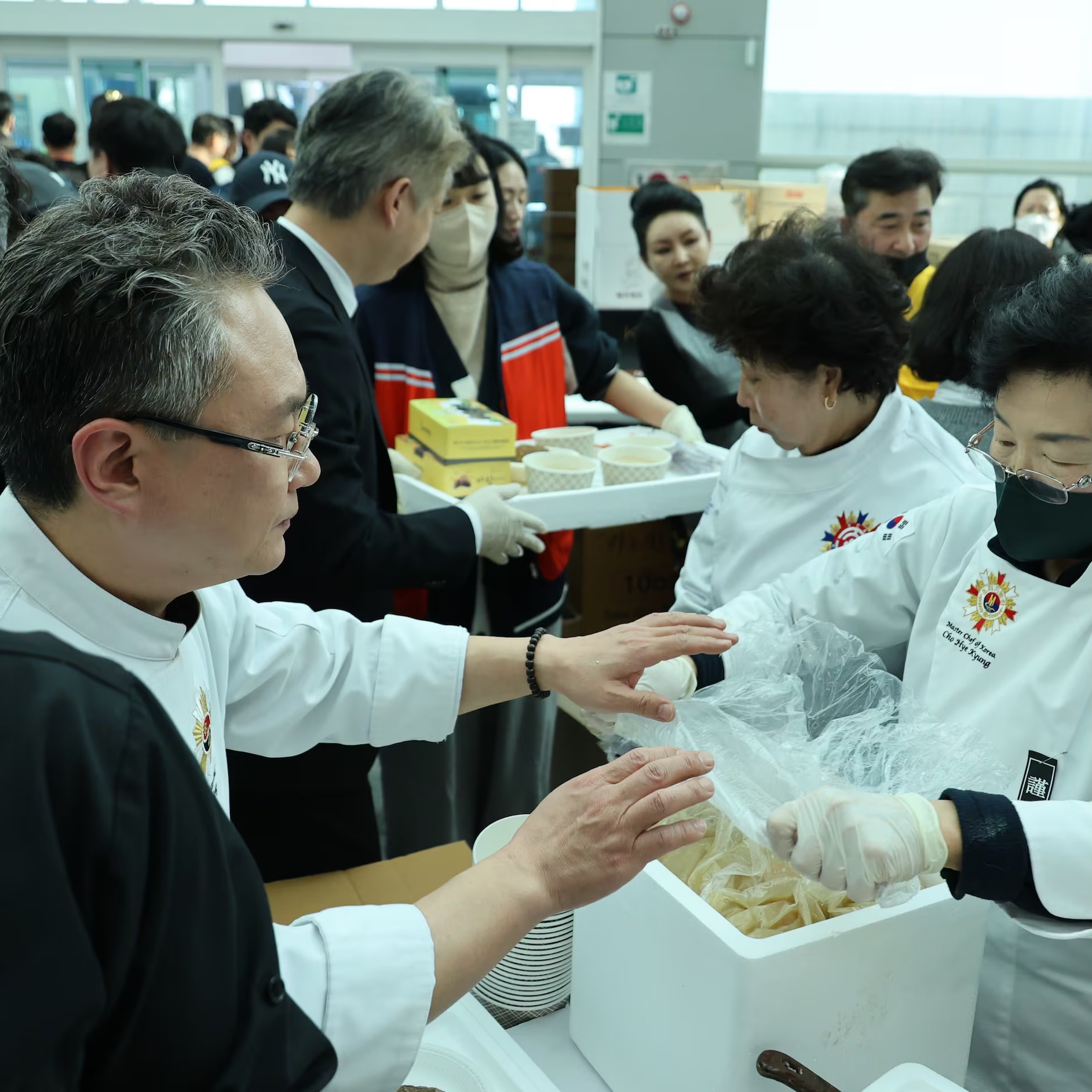 '진정한 명장' 무안공항 간 안유성👨🏻🍳
넷플릭스 예능 '흑백요리사'에서 활약한 안유성 셰프가 제주항공 참사 현장을 세 번째로 방문해 따뜻한 식사를 대접했습니다. 이번에는 나주곰탕 500인분과 함께 김치, 나물, 떡, 주먹밥 등 정성 가득한 음식을 준비해 소방관, 경찰, 군인 등 현장 관계자에게 제공했는데요. 현장에 있던 A씨가 올린 사진 속 일회용 도시락 용기에는 흰쌀밥과 제육볶음, 머리고기, 콩나물, 김치 등이 맛깔스럽게 담겨 있습니다. 누리꾼들은 "사람 자체가 명장이다", "진짜 품격있다"라며 감탄했습니다.
앞서 안유성 셰프는 지난달 30일 김밥 200인분을 준비해 유가족들을 찾았고, 새해 첫날에도 유가족들에게 기력 회복을 위한 전복죽을 대접한 바 있습니다. 이미지
