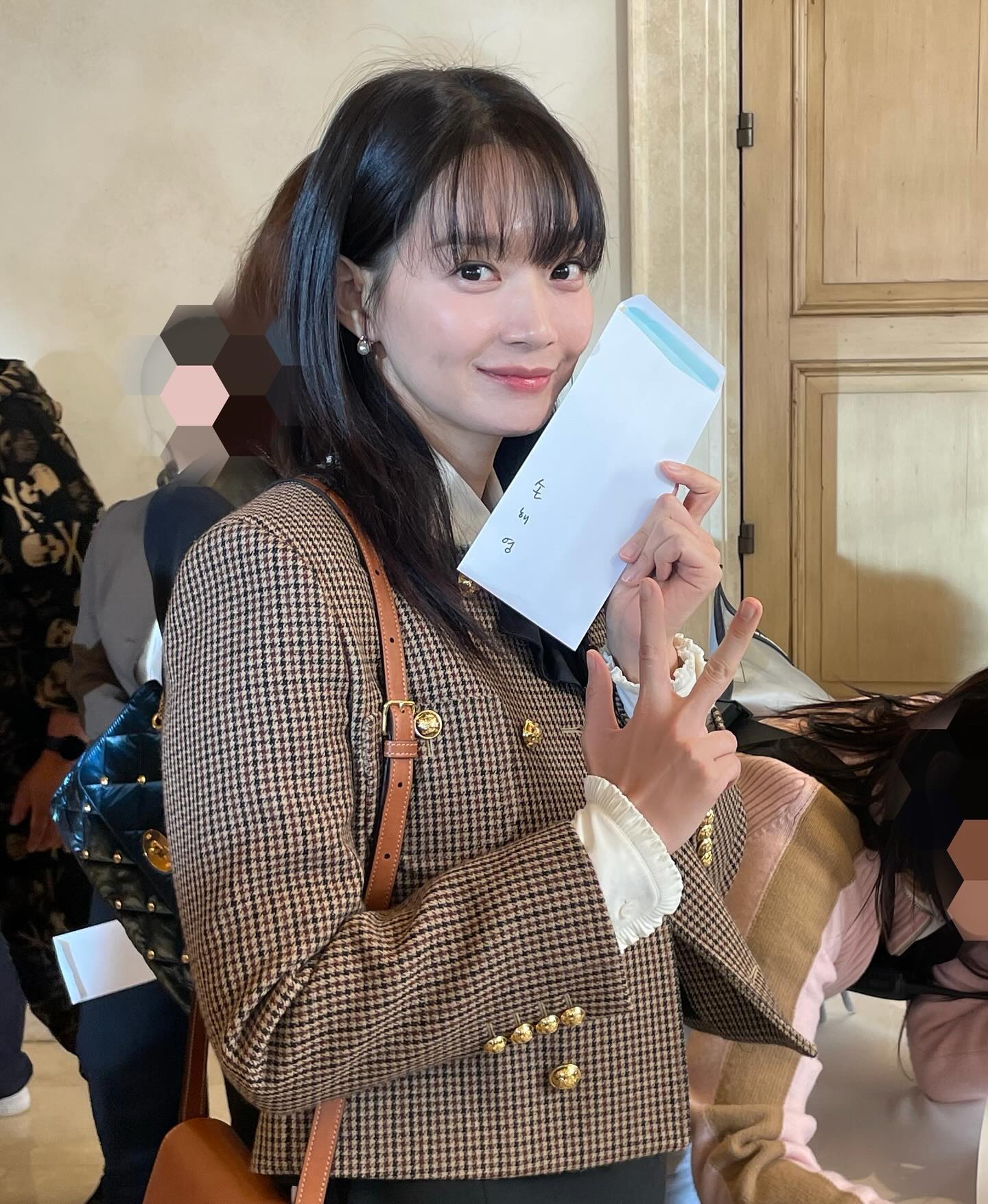 신민아, 소외 계층에 3억 원 기부💌

신민아는 지난 연말, 한림화상재단과 서울아산병원 등 매년 기부를 진행하는 기관에 3억 원의 기부금을 전달했다고 밝혔습니다. 2009년부터 15년간 도움이 필요한 이들을 위해 꾸준히 기부해 온 신민아는 이번에도 따뜻한 마음을 나누며 훈훈한 감동을 전했습니다.✨ 이미지