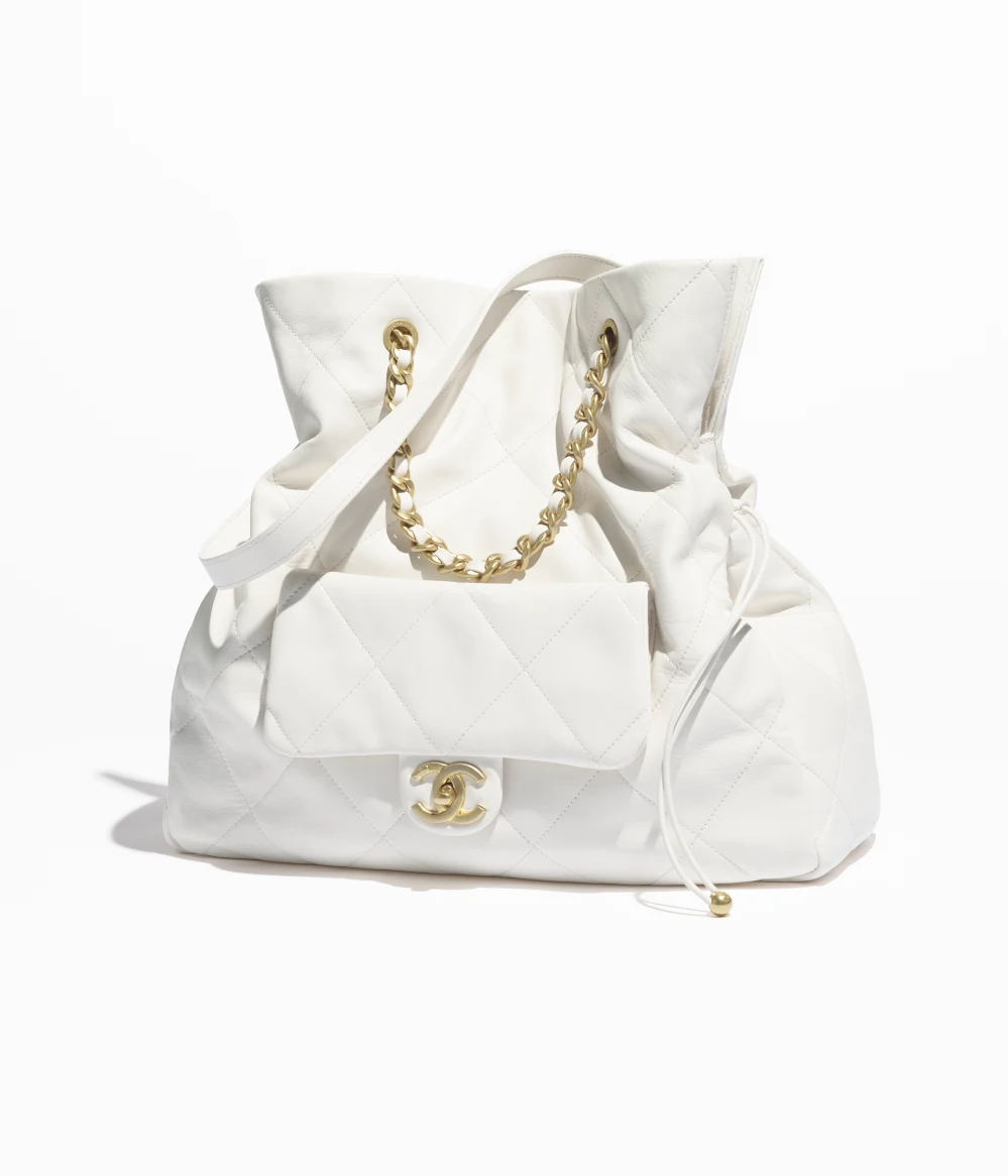 샤넬, 1월 9일 일부 가격 인상📈
샤넬이 가방과 지갑 등 일부 제품의 가격을 평균 15% 인상할 예정이라고 합니다. 여러 소식통에 따르면 내일인 2025년 1월 9일부터 상향 조정된다는 관측입니다. 대표 제품인 클래식 플랩백의 가격은 스몰 사이즈 기준 1,497만 원에서 더 오를 전망입니다. 
원자재 및 생산 비용 증가를 이유로, 주얼리와 화장품 등 다른 제품군도 순차적으로 가격을 올릴 계획으로 알려져 있습니다. 이번 인상 소식에 소비자들은 구매 시기를 고민하고 있답니다. 이미지9