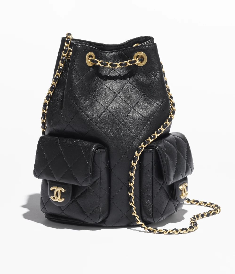 샤넬, 1월 9일 일부 가격 인상📈
샤넬이 가방과 지갑 등 일부 제품의 가격을 평균 15% 인상할 예정이라고 합니다. 여러 소식통에 따르면 내일인 2025년 1월 9일부터 상향 조정된다는 관측입니다. 대표 제품인 클래식 플랩백의 가격은 스몰 사이즈 기준 1,497만 원에서 더 오를 전망입니다. 
원자재 및 생산 비용 증가를 이유로, 주얼리와 화장품 등 다른 제품군도 순차적으로 가격을 올릴 계획으로 알려져 있습니다. 이번 인상 소식에 소비자들은 구매 시기를 고민하고 있답니다. 이미지5