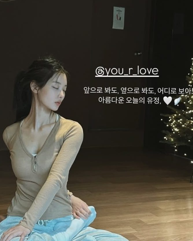 이번 새해 키워드는💪@웰니스

웰니스(wellness)는 '웰빙'과 '피트니스'의 합성어로, 신체, 정신, 사회, 감정적 건강이 조화를 이루는 전인적 건강을 추구하는 라이프스타일입니다. 최근 많은 셀럽들이 SNS에서 운동 모습을 자주 공유하고 있는데요, 그들이 즐겨 하는 운동들을 살펴보고, 이번 새해에는 자신에게 맞는 운동을 찾아 도전해보세요!❤️

1. 박지현, 박규영 - 발레: 발레는 코어와 하체 근육을 강화하고 민첩성을 높이며, 전반적인 운동 능력을 향상시키는 효과가 있습니다.

2. 강민경 - 자이로토닉: 자연스러운 움직임을 기반으로 한 자이로토닉은 척추 기능을 개선하고 근육의 지각 능력을 발달시키는 운동입니다.

3. 김유정 - 요가: 요가는 유연성, 근력, 균형, 지구력 등 신체 능력을 향상시키고, 스트레스 감소 및 정신 건강 개선에도 도움이 됩니다.

4. 임보라 - 헬스: 웨이트 트레이닝을 통해 근육량을 늘리고, 신진대사를 촉진하여 체지방을 감소시키는 데 효과적입니다.

5. 수지, 정려원 - 테니스: 테니스는 체력, 지구력, 속도, 유연성을 키우는 전신 운동입니다.

6. 미미 - 복싱: 복싱은 심폐 지구력 향상과 다양한 근육을 활성화시키며, 다이어트에도 효과적인 운동입니다.

7. 예리 - 기구 필라테스: 기구 필라테스는 코어 근육을 집중적으로 단련해 몸의 균형과 힘을 개선하는 운동입니다. 이미지4