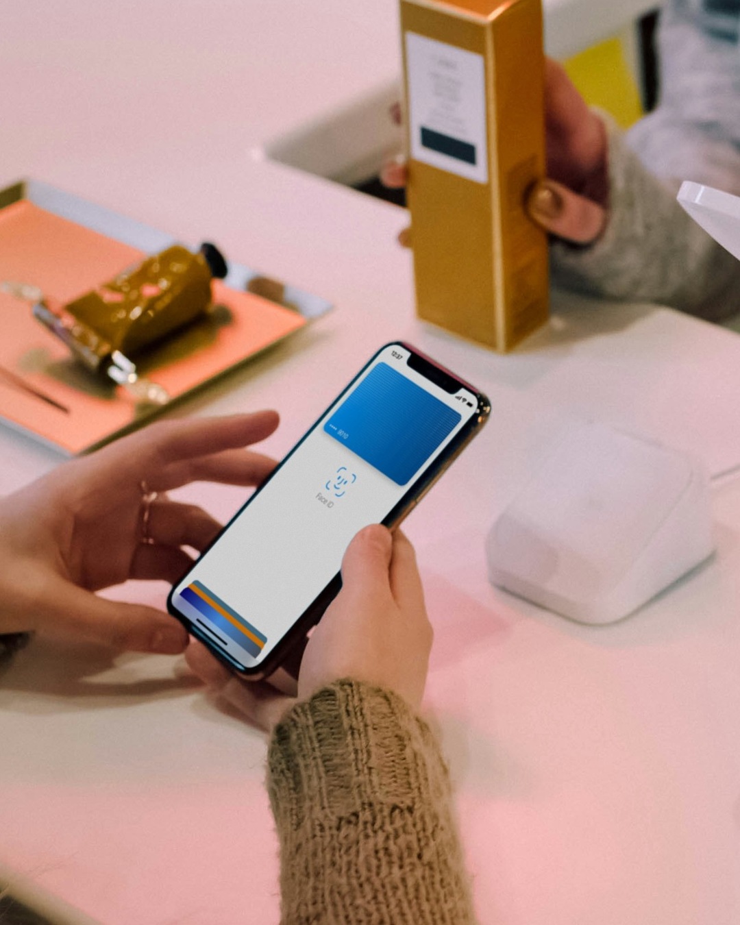 2월부터 신한카드 '애플페이' 가능🙌

신한카드가 애플페이 연동을 위해 부가가치통신사업자(VAN사)와 기술 개발, 시스템 연동 작업을 진행 중인 것으로 알려졌습니다. 관계자는 "신한카드가 애플페이 연동을 위해 막바지 테스트를 진행 중"이라며 "이미 현대카드에서 애플페이를 도입할 때 인프라 개발을 모두 했기 때문에 빠른 시일 내에 기술적 연동이 마무리될 것"이라고 전했습니다. 빠르면 오는 2월부터 서비스를 시작할 예정인데요. 현대카드가 지난 2023년 3월부터 국내 최초 애플페이 서비스를 도입한 지 약 2년 만입니다.

현대카드에 이어 국내 카드 점유율의 상당 부분을 차지하고 있는 신한카드까지 합류하게 되면 NFC 결제 보편화도 빨라질 전망입니다. 이미지