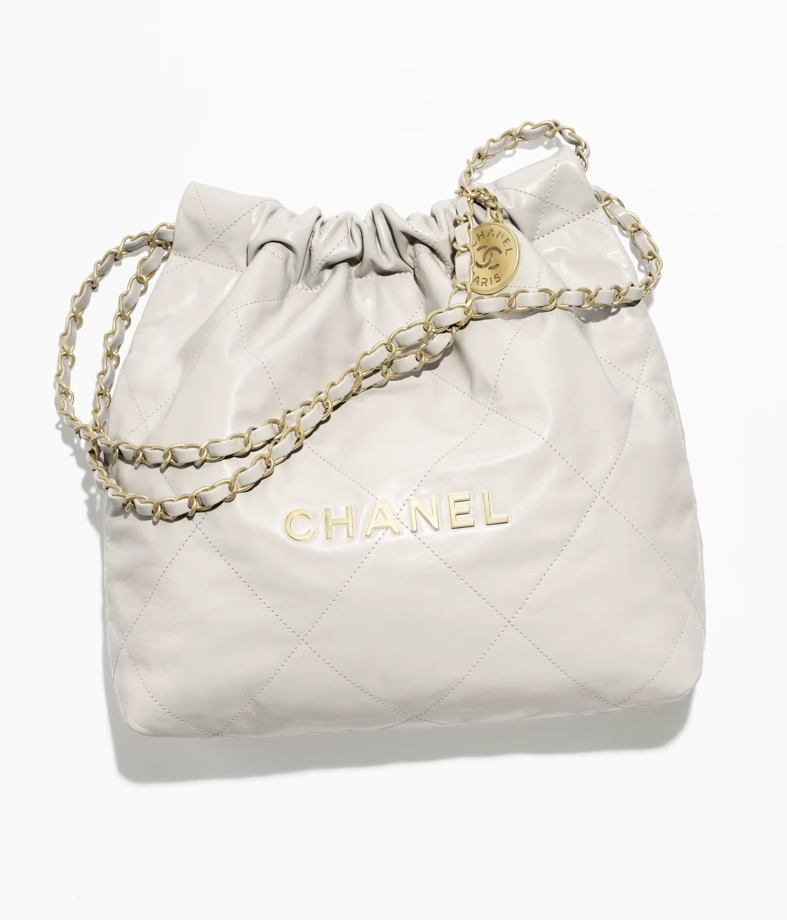 샤넬, 1월 9일 일부 가격 인상📈
샤넬이 가방과 지갑 등 일부 제품의 가격을 평균 15% 인상할 예정이라고 합니다. 여러 소식통에 따르면 내일인 2025년 1월 9일부터 상향 조정된다는 관측입니다. 대표 제품인 클래식 플랩백의 가격은 스몰 사이즈 기준 1,497만 원에서 더 오를 전망입니다. 
원자재 및 생산 비용 증가를 이유로, 주얼리와 화장품 등 다른 제품군도 순차적으로 가격을 올릴 계획으로 알려져 있습니다. 이번 인상 소식에 소비자들은 구매 시기를 고민하고 있답니다. 이미지4