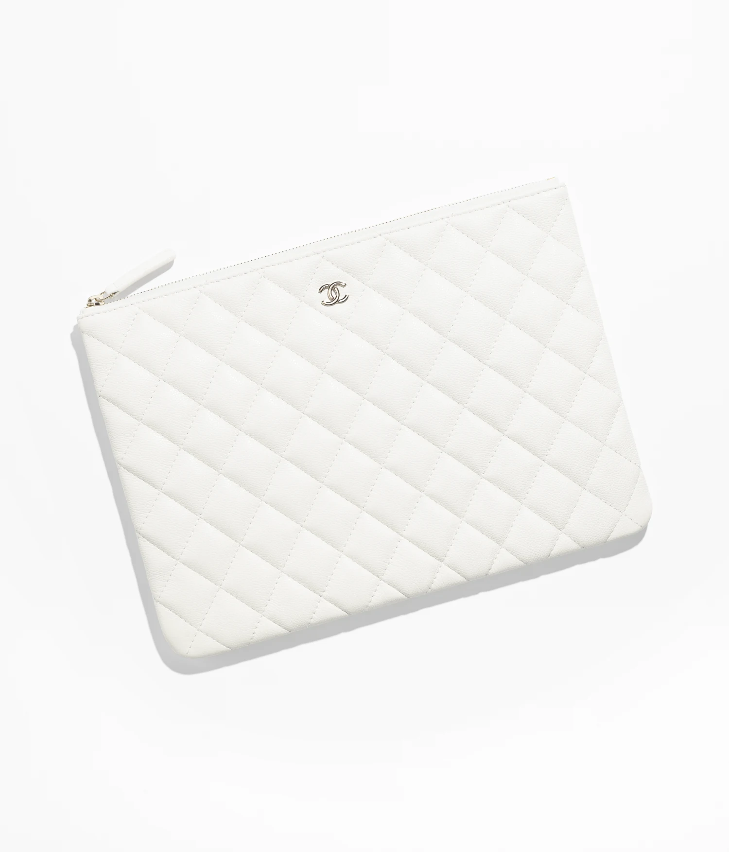 샤넬, 1월 9일 일부 가격 인상📈
샤넬이 가방과 지갑 등 일부 제품의 가격을 평균 15% 인상할 예정이라고 합니다. 여러 소식통에 따르면 내일인 2025년 1월 9일부터 상향 조정된다는 관측입니다. 대표 제품인 클래식 플랩백의 가격은 스몰 사이즈 기준 1,497만 원에서 더 오를 전망입니다. 
원자재 및 생산 비용 증가를 이유로, 주얼리와 화장품 등 다른 제품군도 순차적으로 가격을 올릴 계획으로 알려져 있습니다. 이번 인상 소식에 소비자들은 구매 시기를 고민하고 있답니다. 이미지7