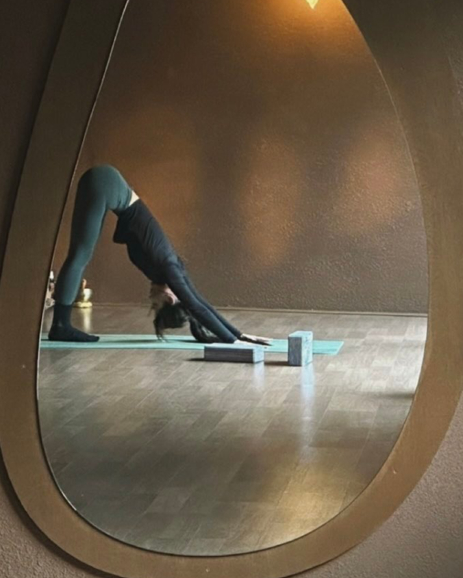 이번 새해 키워드는💪@웰니스

웰니스(wellness)는 '웰빙'과 '피트니스'의 합성어로, 신체, 정신, 사회, 감정적 건강이 조화를 이루는 전인적 건강을 추구하는 라이프스타일입니다. 최근 많은 셀럽들이 SNS에서 운동 모습을 자주 공유하고 있는데요, 그들이 즐겨 하는 운동들을 살펴보고, 이번 새해에는 자신에게 맞는 운동을 찾아 도전해보세요!❤️

1. 박지현, 박규영 - 발레: 발레는 코어와 하체 근육을 강화하고 민첩성을 높이며, 전반적인 운동 능력을 향상시키는 효과가 있습니다.

2. 강민경 - 자이로토닉: 자연스러운 움직임을 기반으로 한 자이로토닉은 척추 기능을 개선하고 근육의 지각 능력을 발달시키는 운동입니다.

3. 김유정 - 요가: 요가는 유연성, 근력, 균형, 지구력 등 신체 능력을 향상시키고, 스트레스 감소 및 정신 건강 개선에도 도움이 됩니다.

4. 임보라 - 헬스: 웨이트 트레이닝을 통해 근육량을 늘리고, 신진대사를 촉진하여 체지방을 감소시키는 데 효과적입니다.

5. 수지, 정려원 - 테니스: 테니스는 체력, 지구력, 속도, 유연성을 키우는 전신 운동입니다.

6. 미미 - 복싱: 복싱은 심폐 지구력 향상과 다양한 근육을 활성화시키며, 다이어트에도 효과적인 운동입니다.

7. 예리 - 기구 필라테스: 기구 필라테스는 코어 근육을 집중적으로 단련해 몸의 균형과 힘을 개선하는 운동입니다. 이미지5