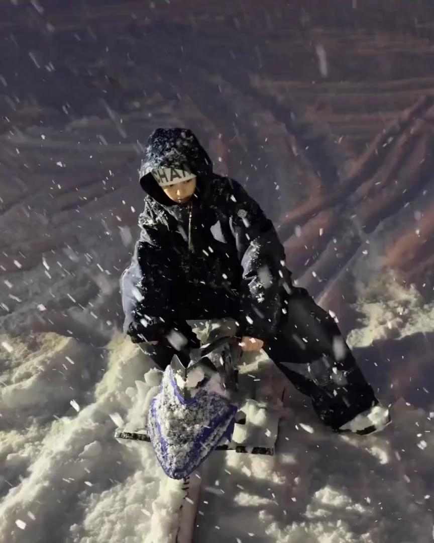 제니는 지금 스키장 즐기는 중🎿
나도 이번 주말에 @친구랑 스키장 갈까?🤔 이미지